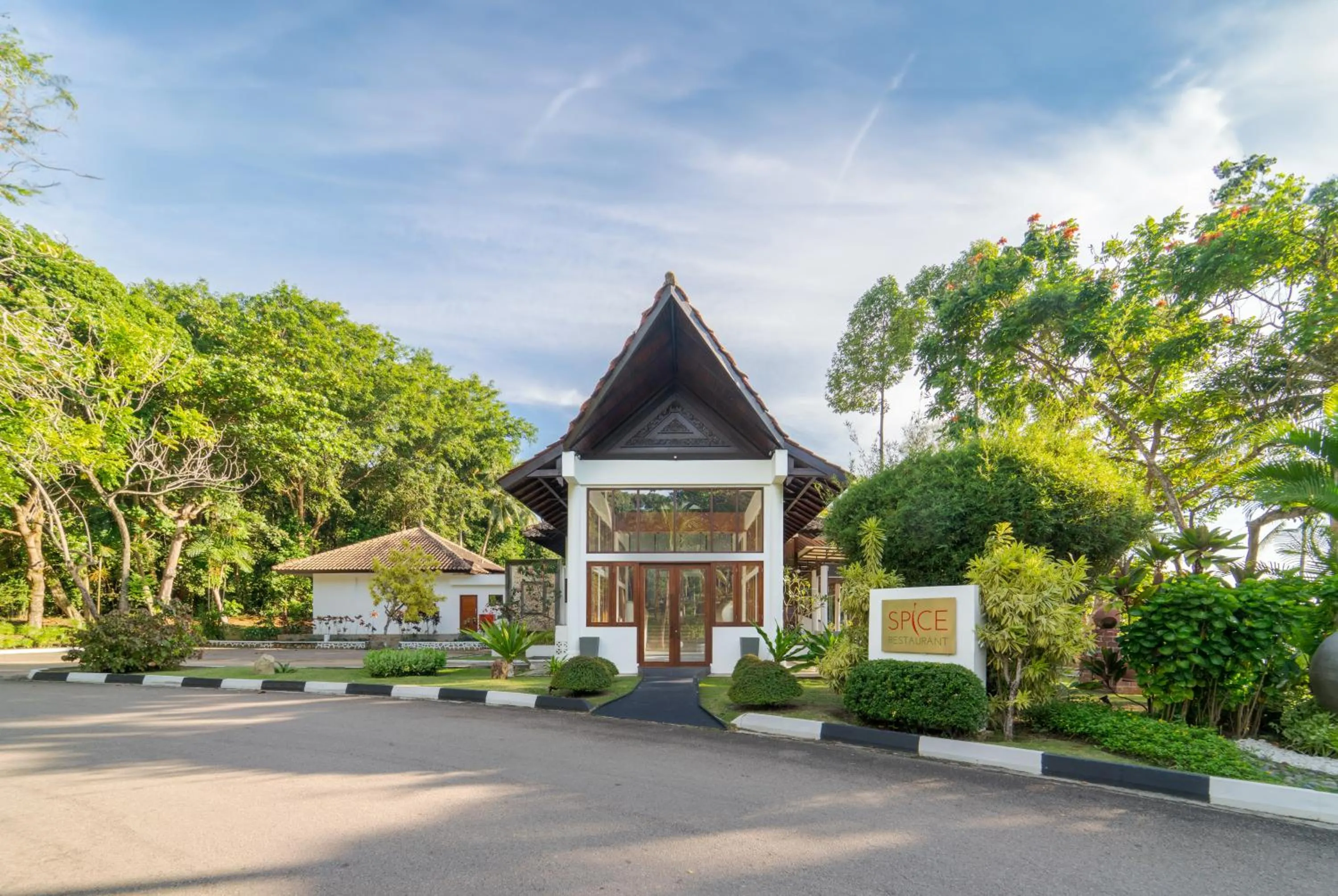 Restaurant/places to eat in Indra Maya Pool Villas