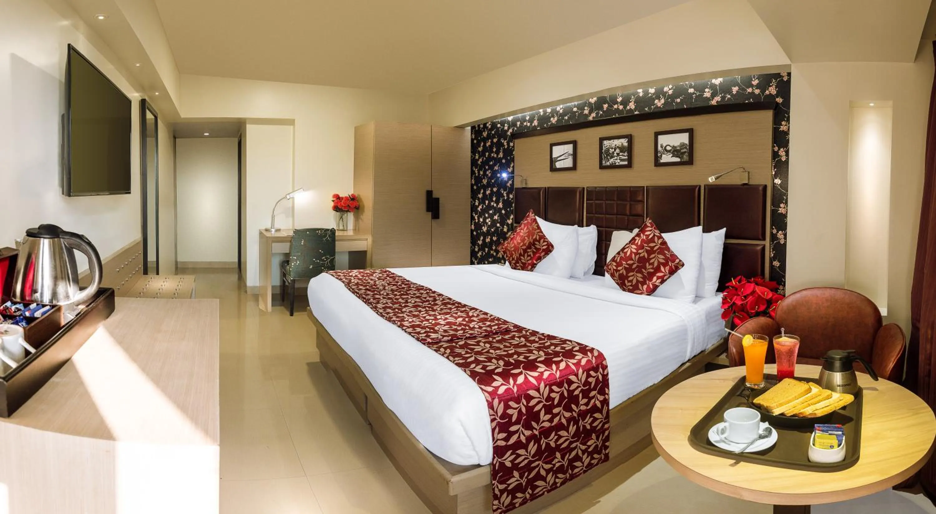 Photo of the whole room, Bed in Hotel Oriental Aster - Mumbai International Airport