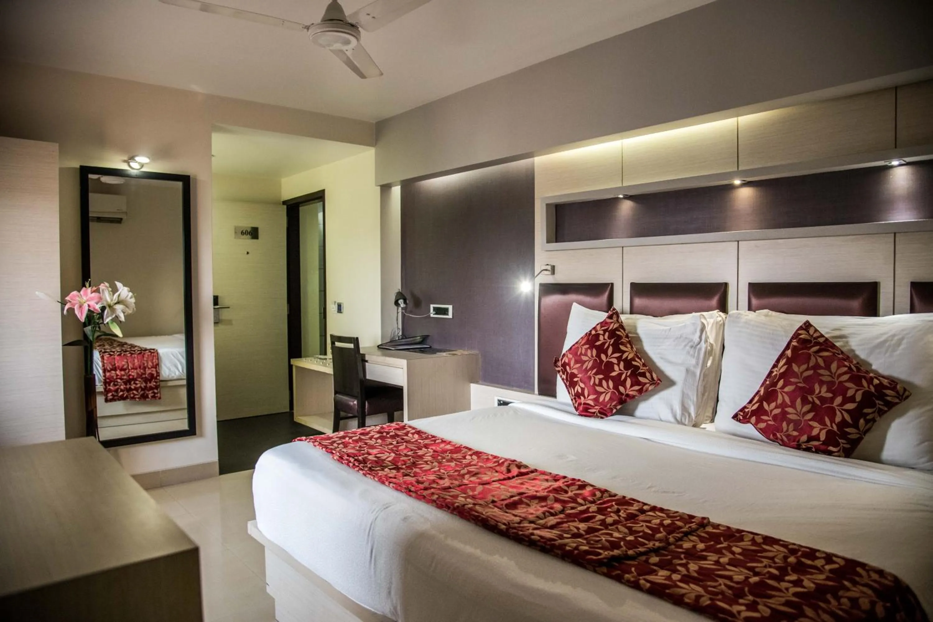 Bed in Hotel Oriental Aster - Mumbai International Airport