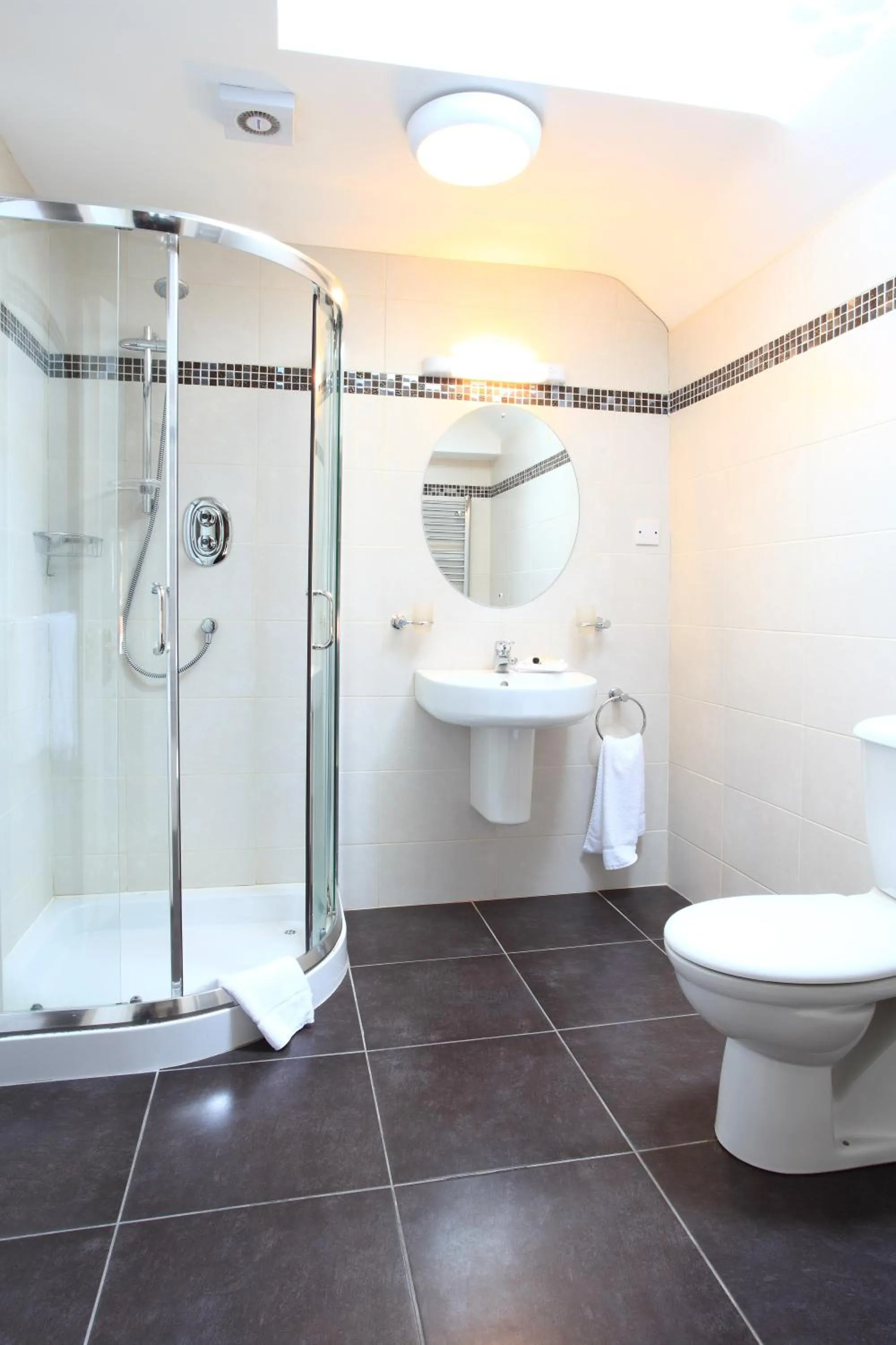 Shower in O'Donnabhain's