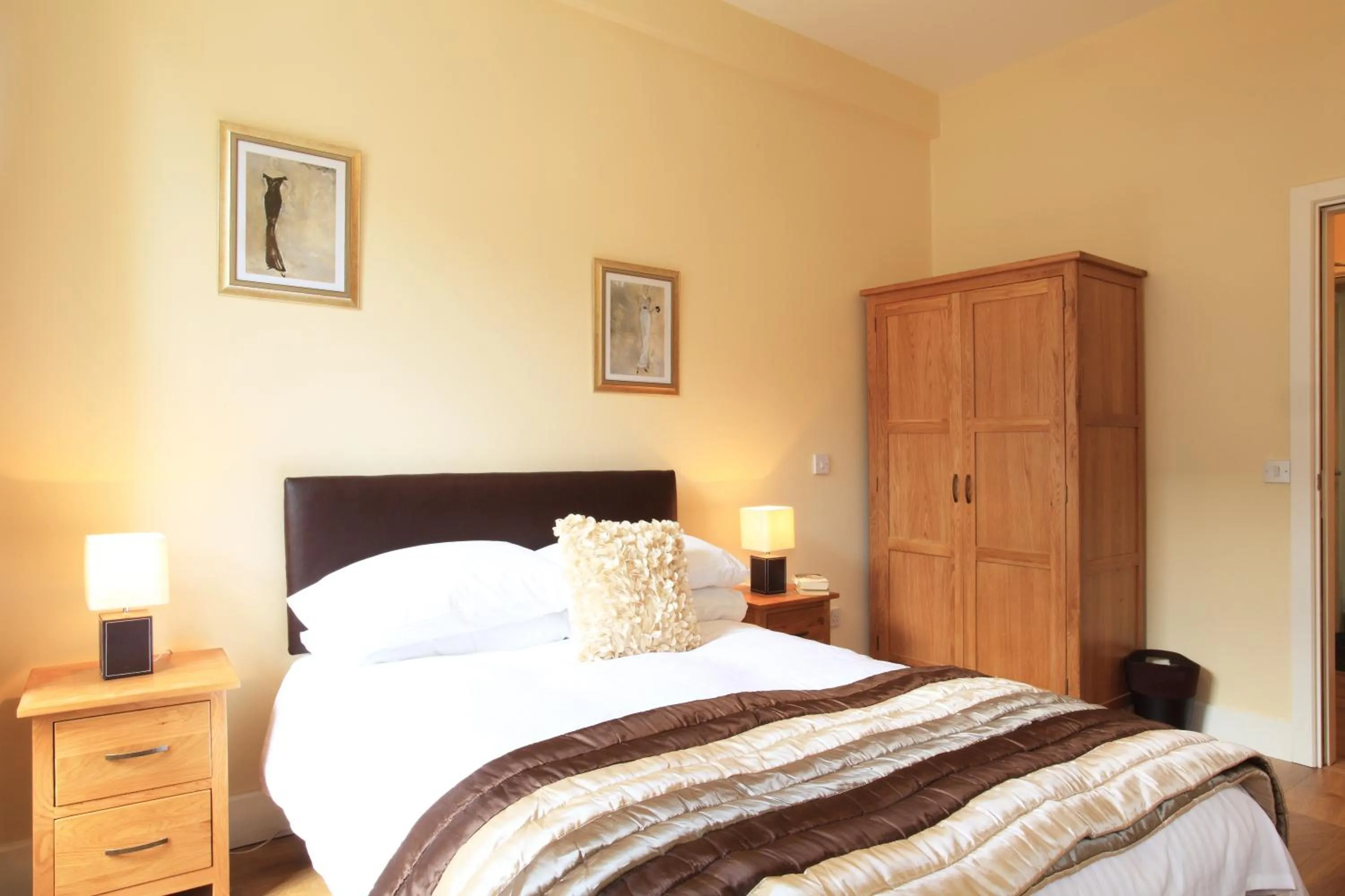 Bedroom, Bed in O'Donnabhain's