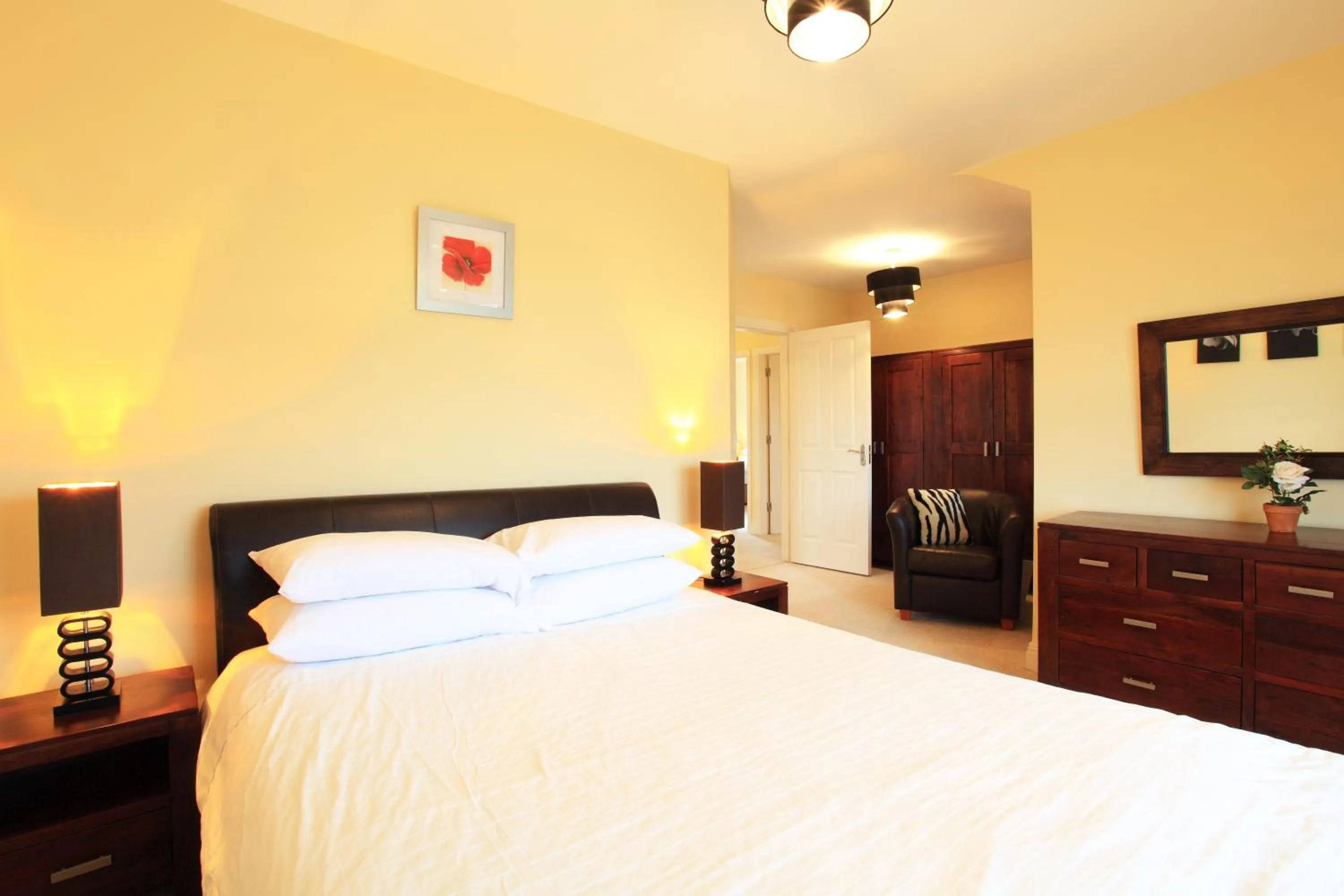 Bedroom, Bed in O'Donnabhain's