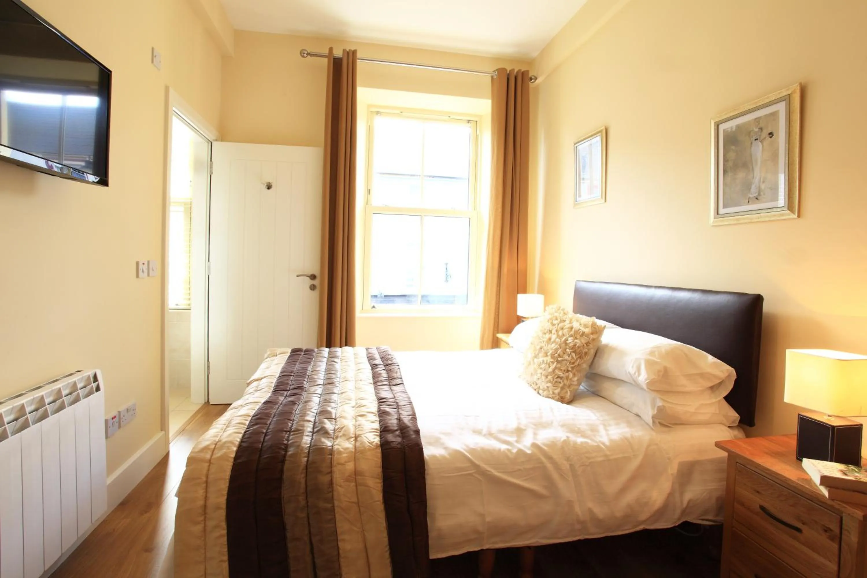 Bedroom, Bed in O'Donnabhain's