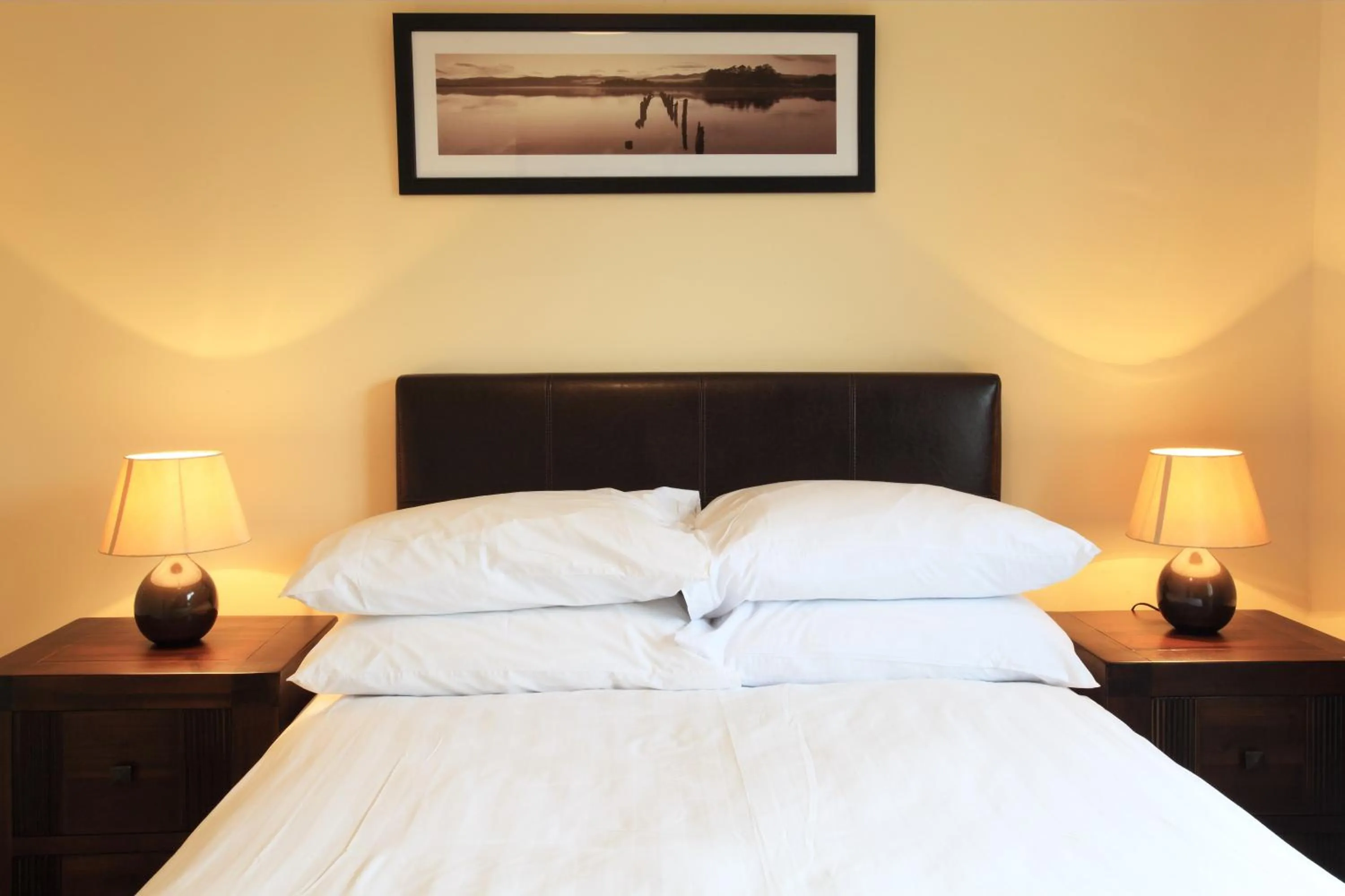 Bedroom, Bed in O'Donnabhain's