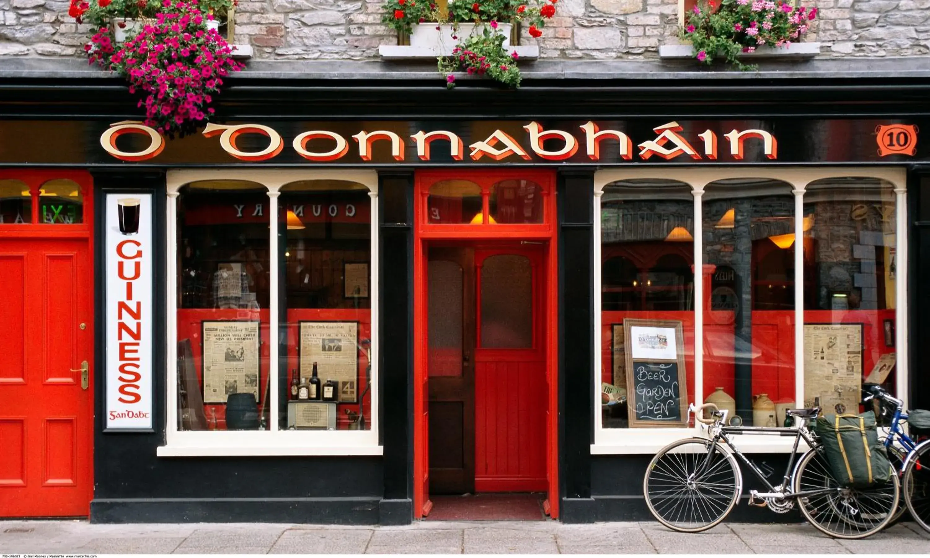 Facade/entrance in O'Donnabhain's Facade/entrance in O'Donnabhain's