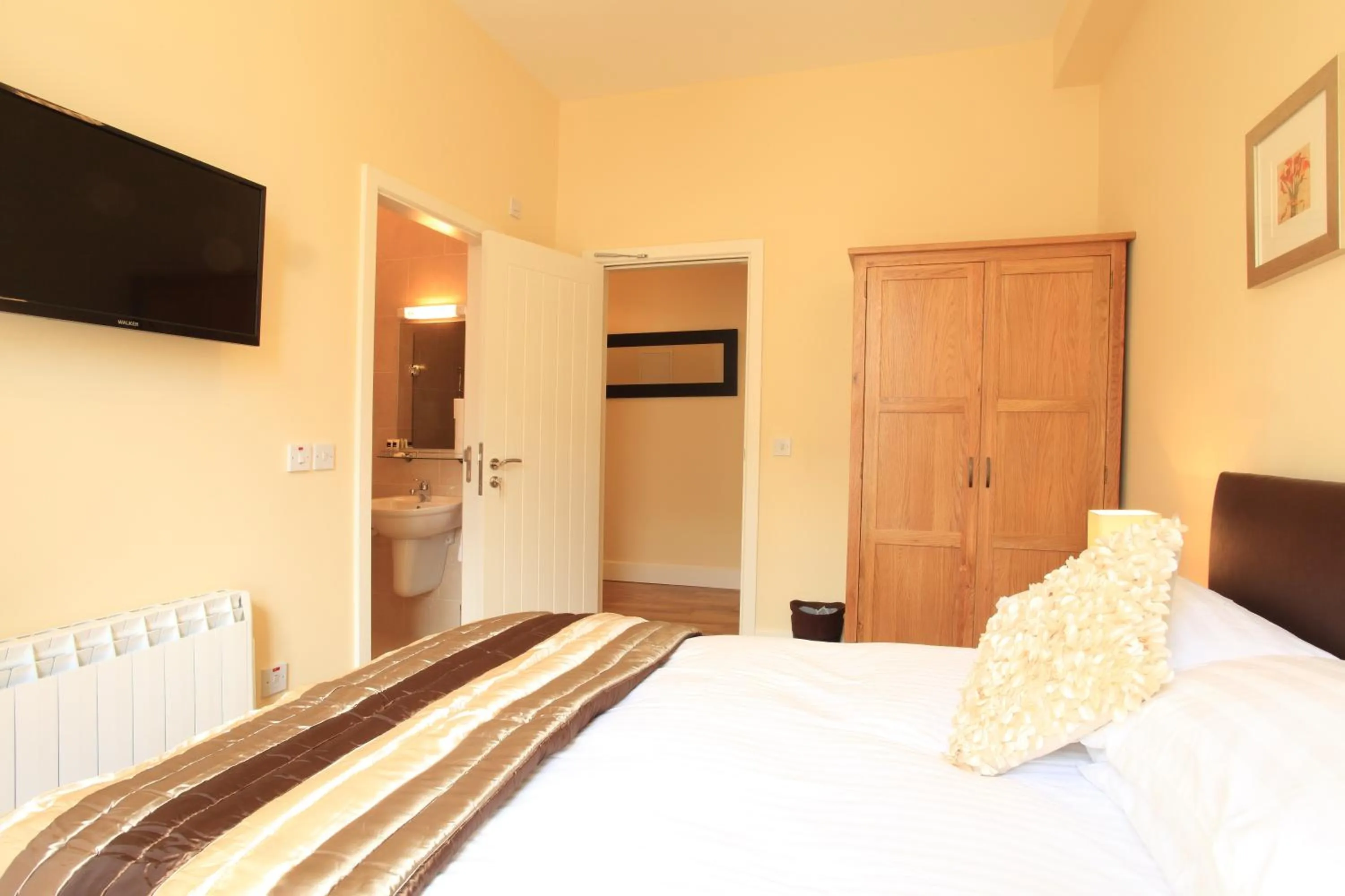 Bedroom, Bed in O'Donnabhain's