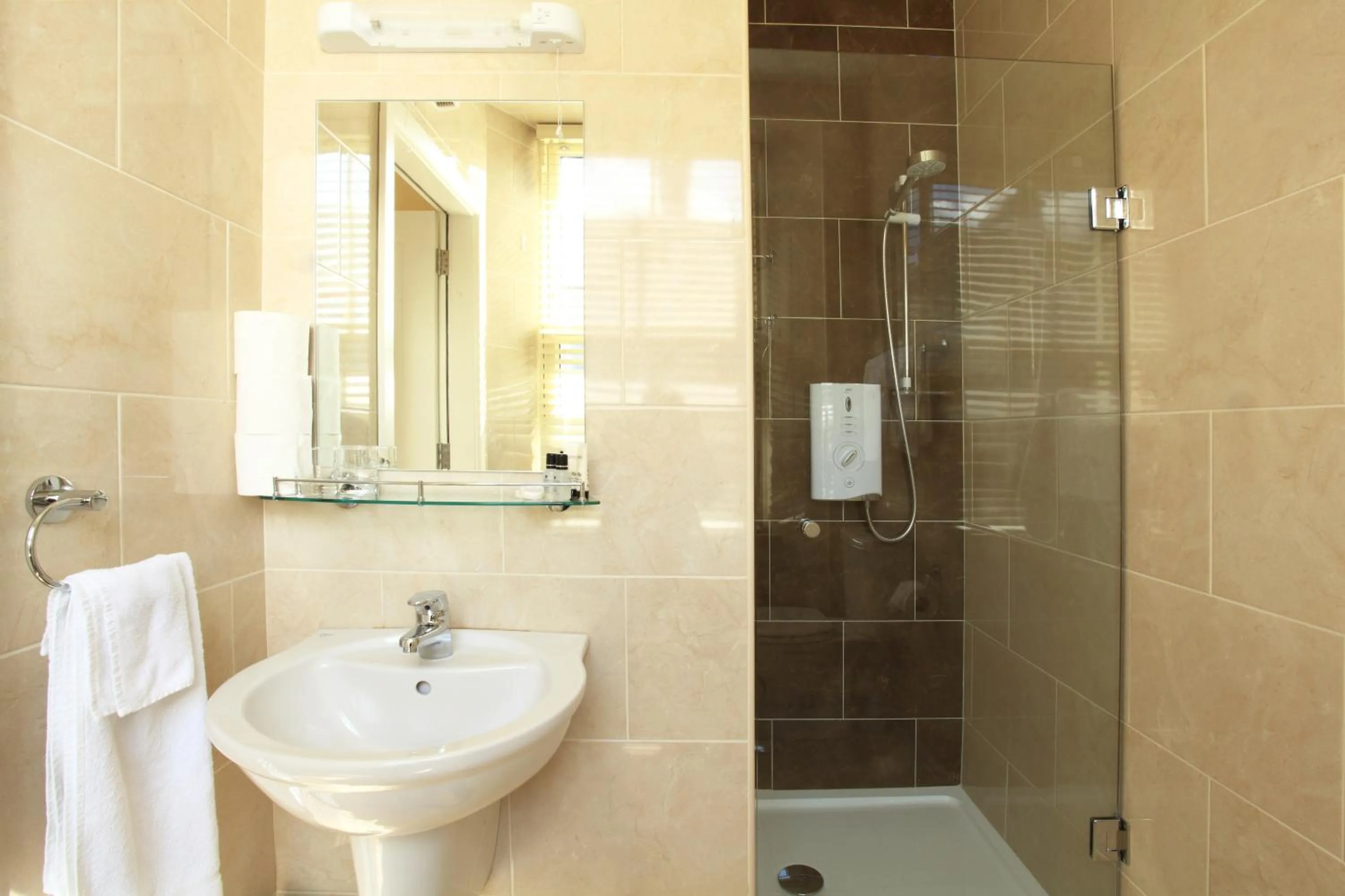 Shower in O'Donnabhain's