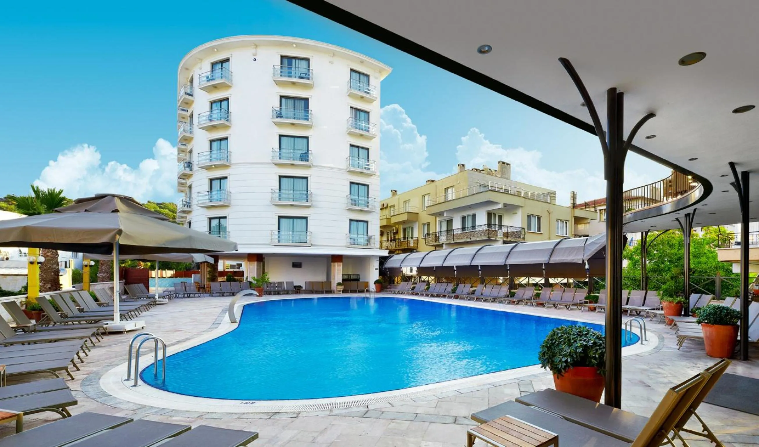 Swimming pool in Ayvalik Cinar Hotel