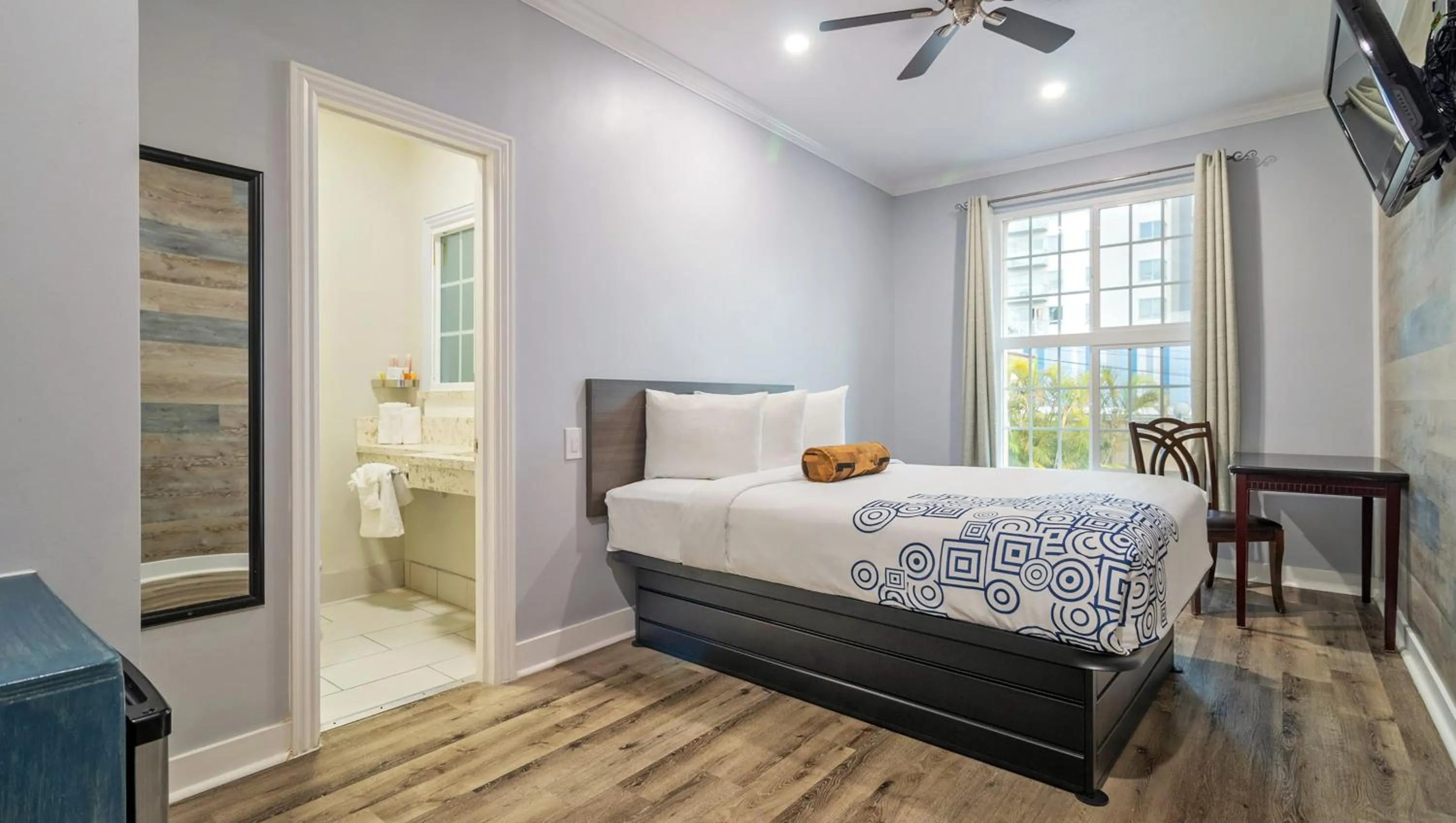 Photo of the whole room, Bed in Greenleaf Hotel Long Beach Convention Center