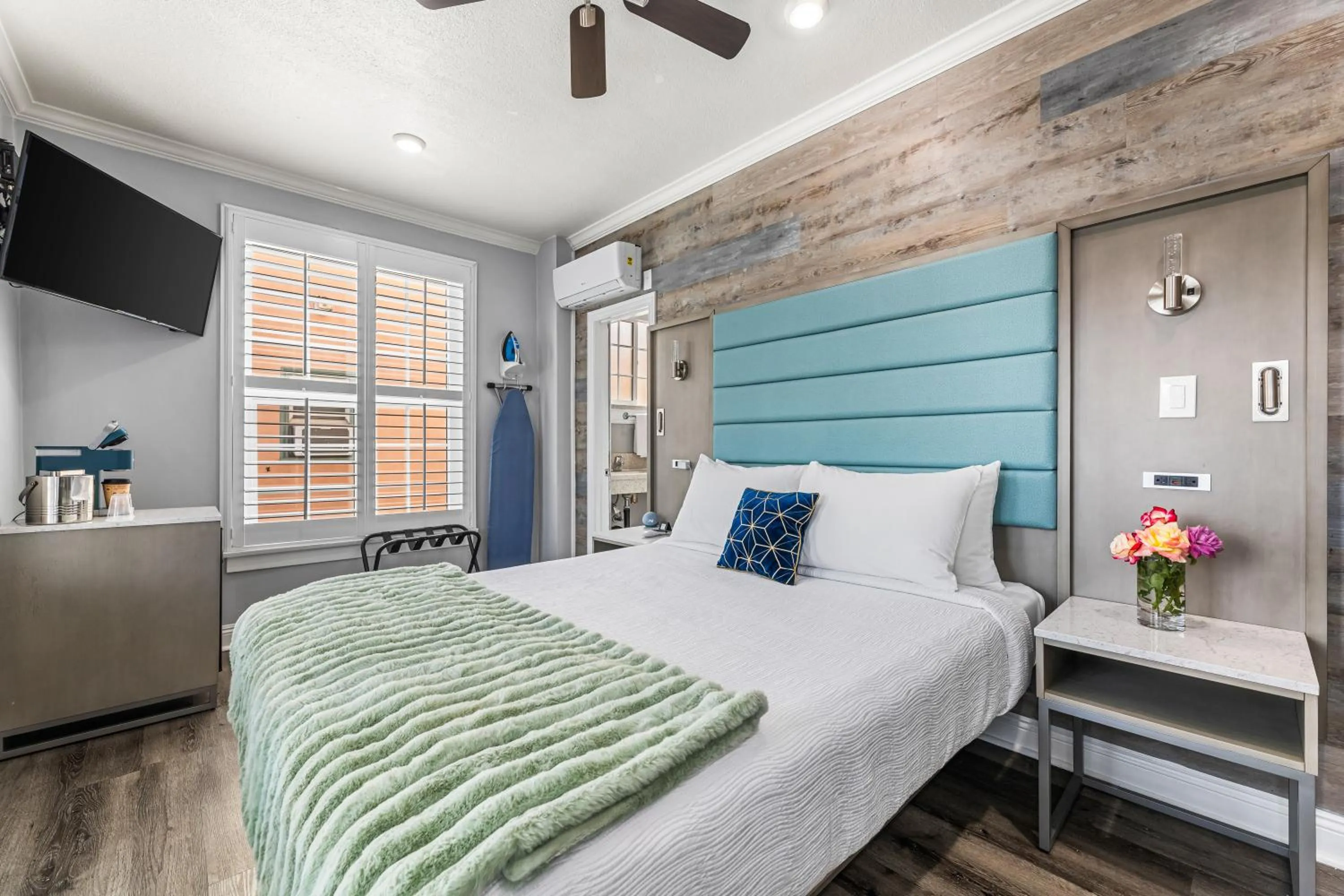 Photo of the whole room, Bed in Greenleaf Hotel Long Beach Convention Center