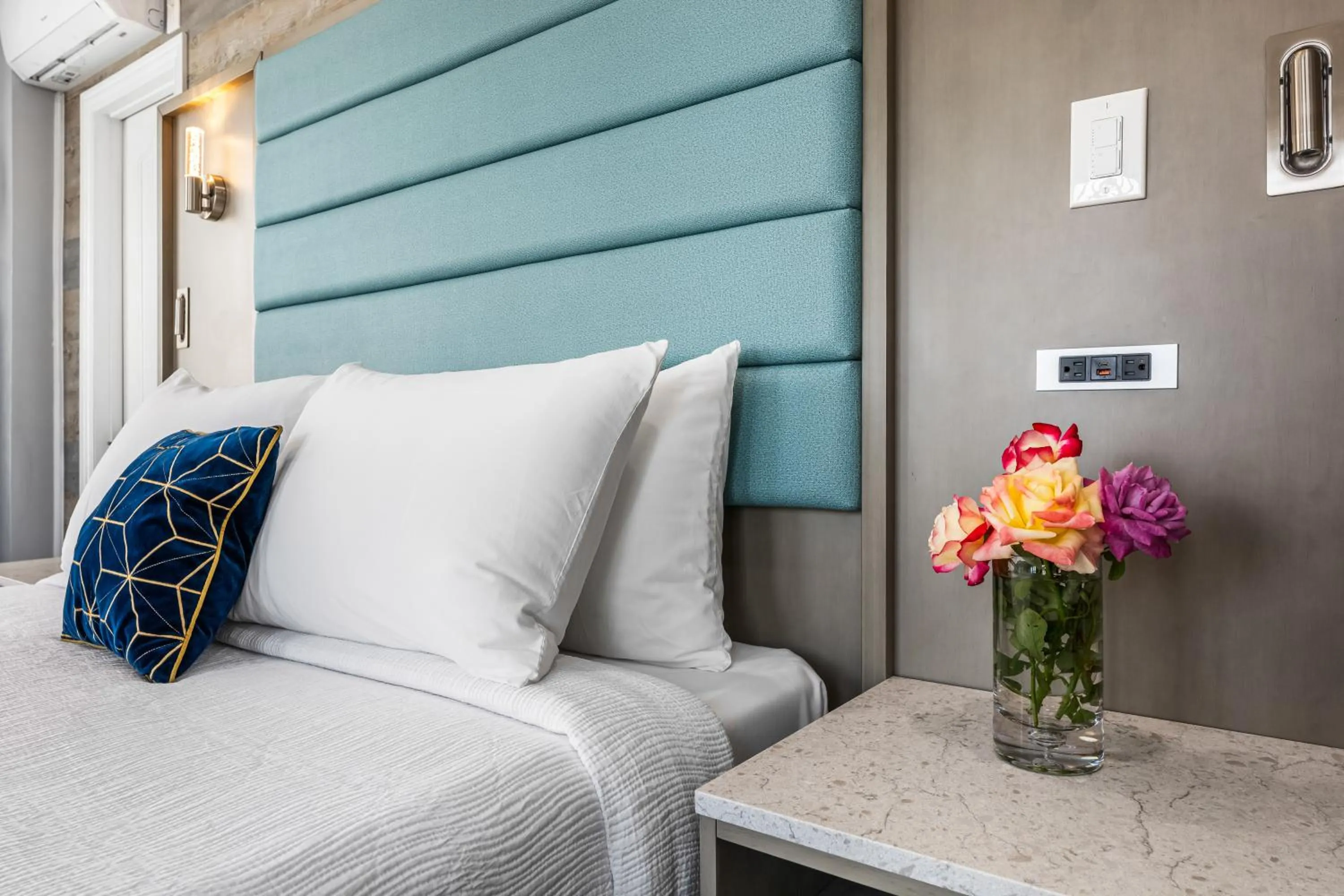 Bed in Greenleaf Hotel Long Beach Convention Center