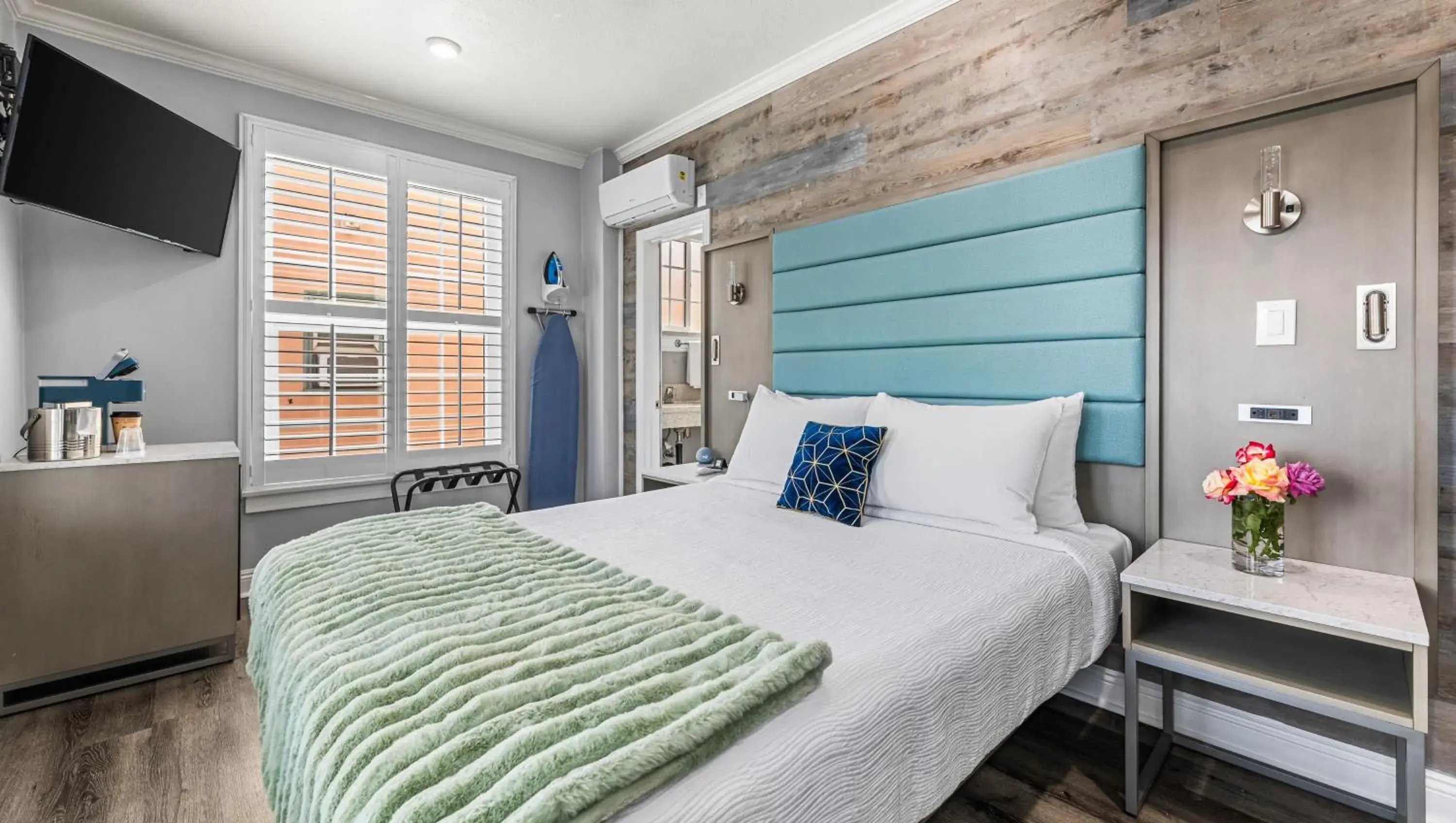 Photo of the whole room, Bed in Greenleaf Hotel Long Beach Convention Center Photo of the whole room, Bed in Greenleaf Hotel Long Beach Convention Center