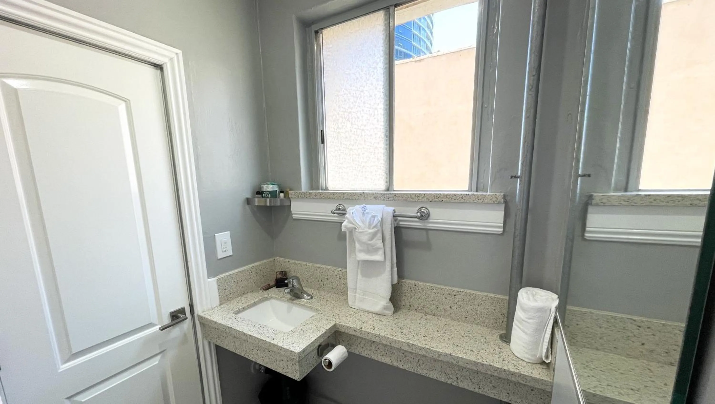 Bathroom in Greenleaf Hotel Long Beach Convention Center