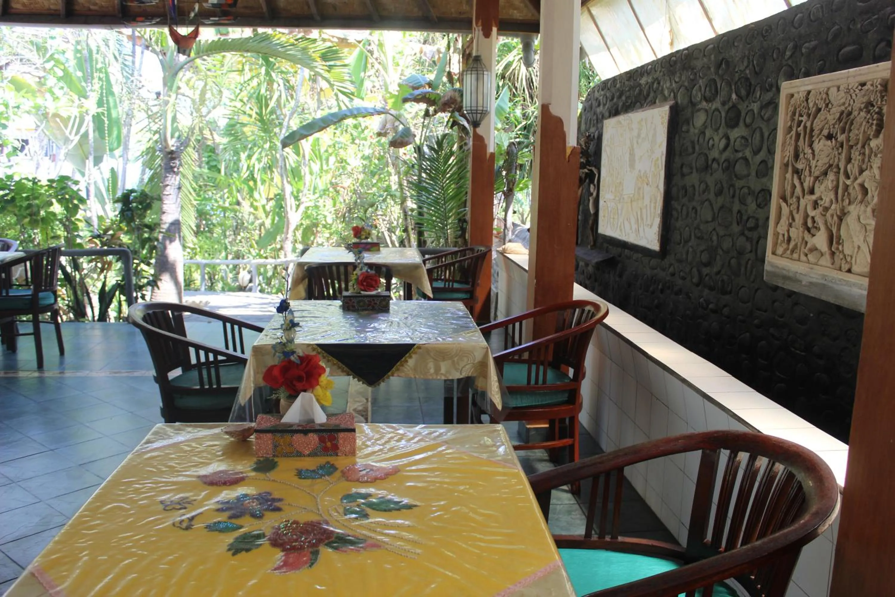 Restaurant/places to eat in Villa Arjuna