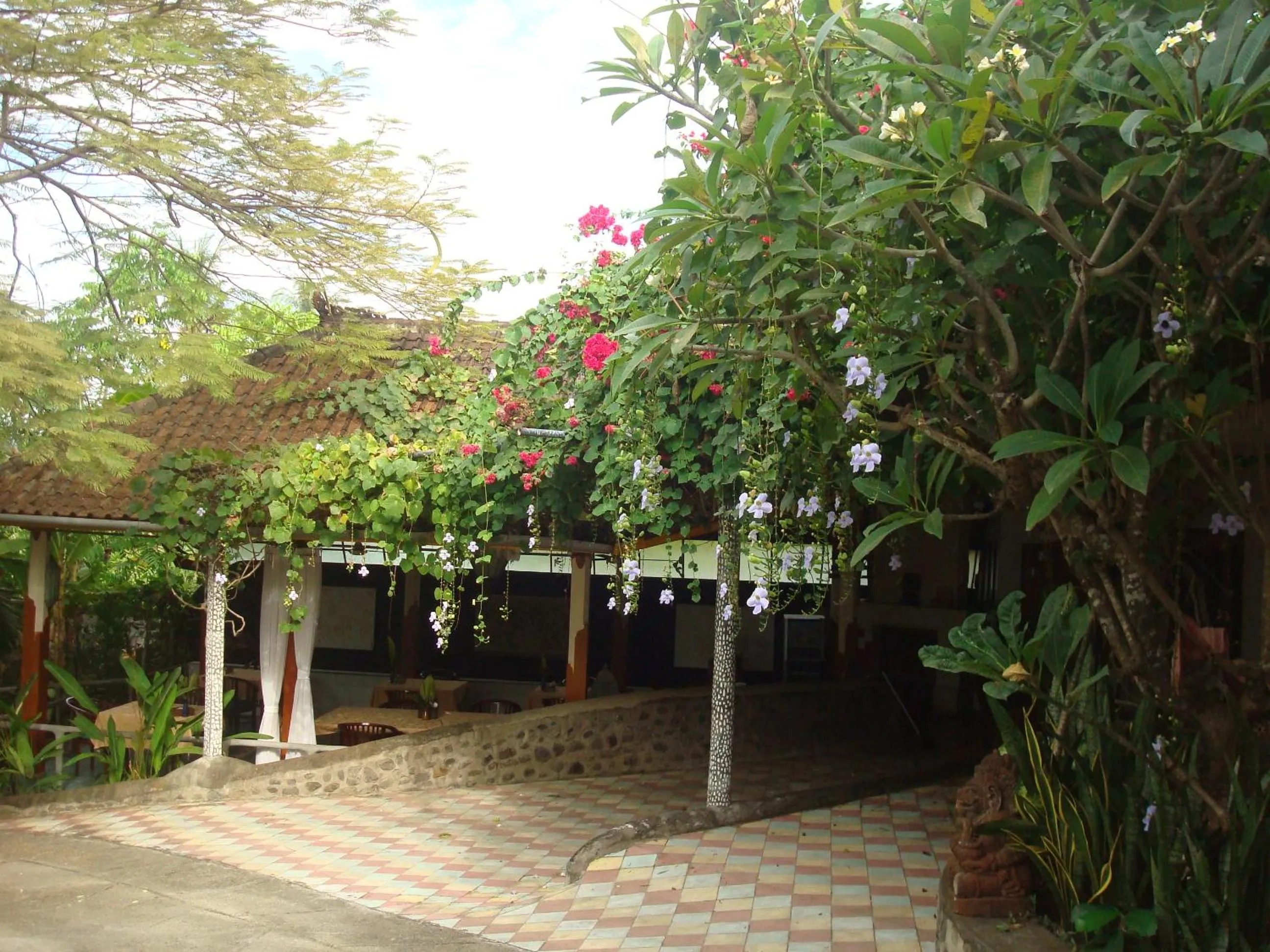 Restaurant/places to eat in Villa Arjuna