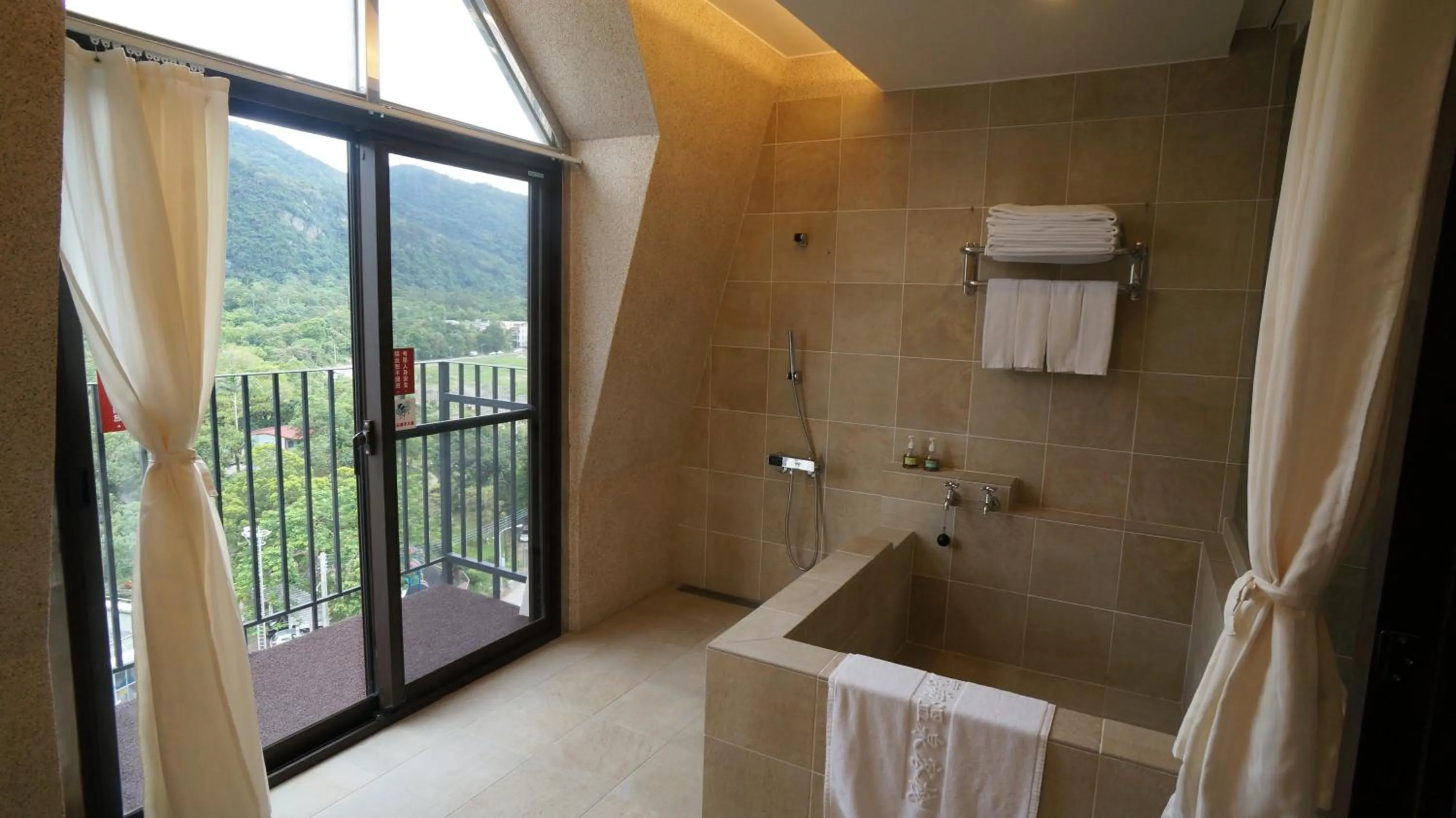 Bath in Hotel Les Champs