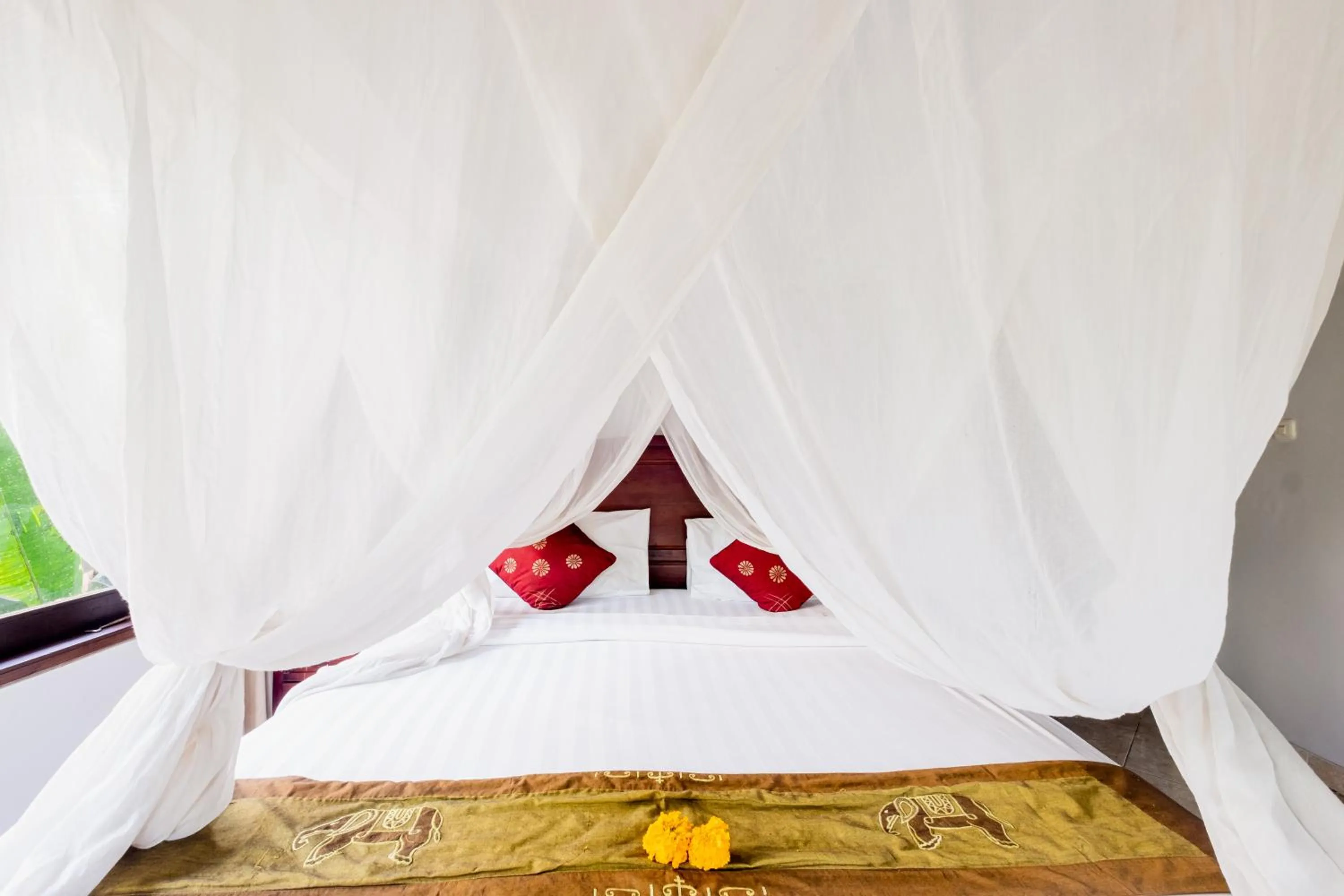 Bed in Pukakoo Villas and Suite by Supala