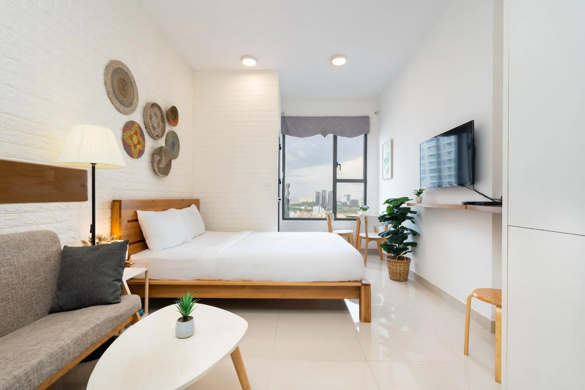 Bed in Infinity Pool Signature - Saigon Rivergate