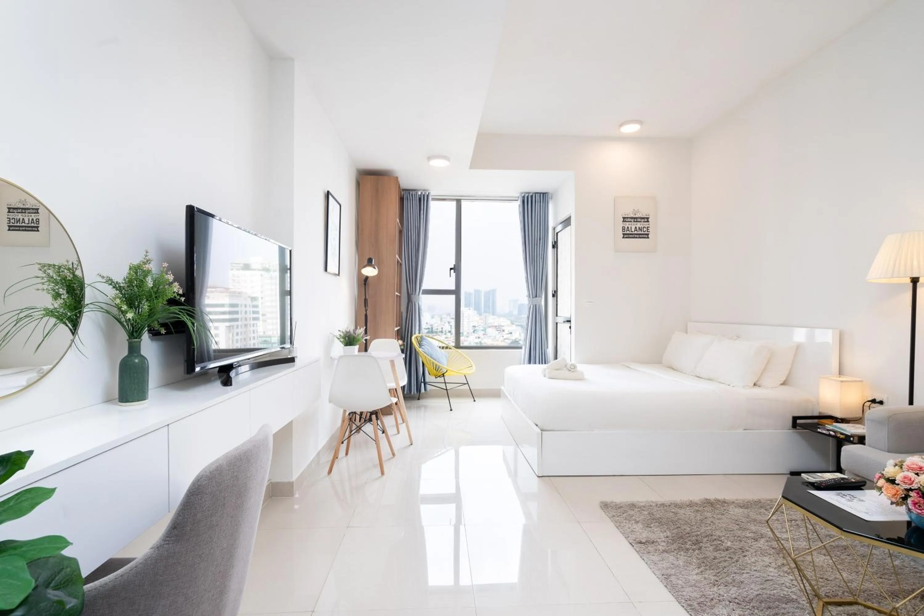 Bed in Infinity Pool Signature - Saigon Rivergate