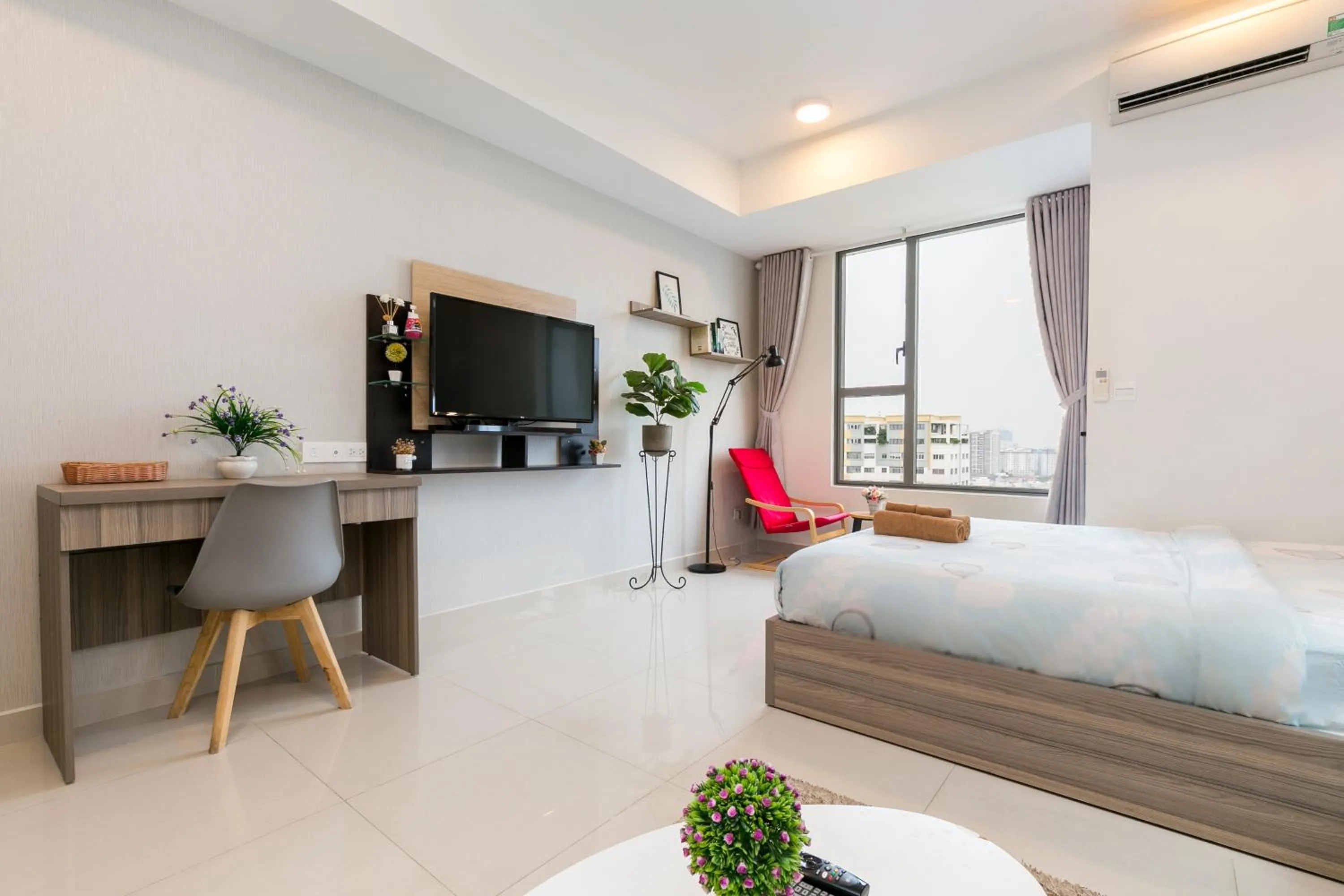 Bed in Infinity Pool Signature - Saigon Rivergate