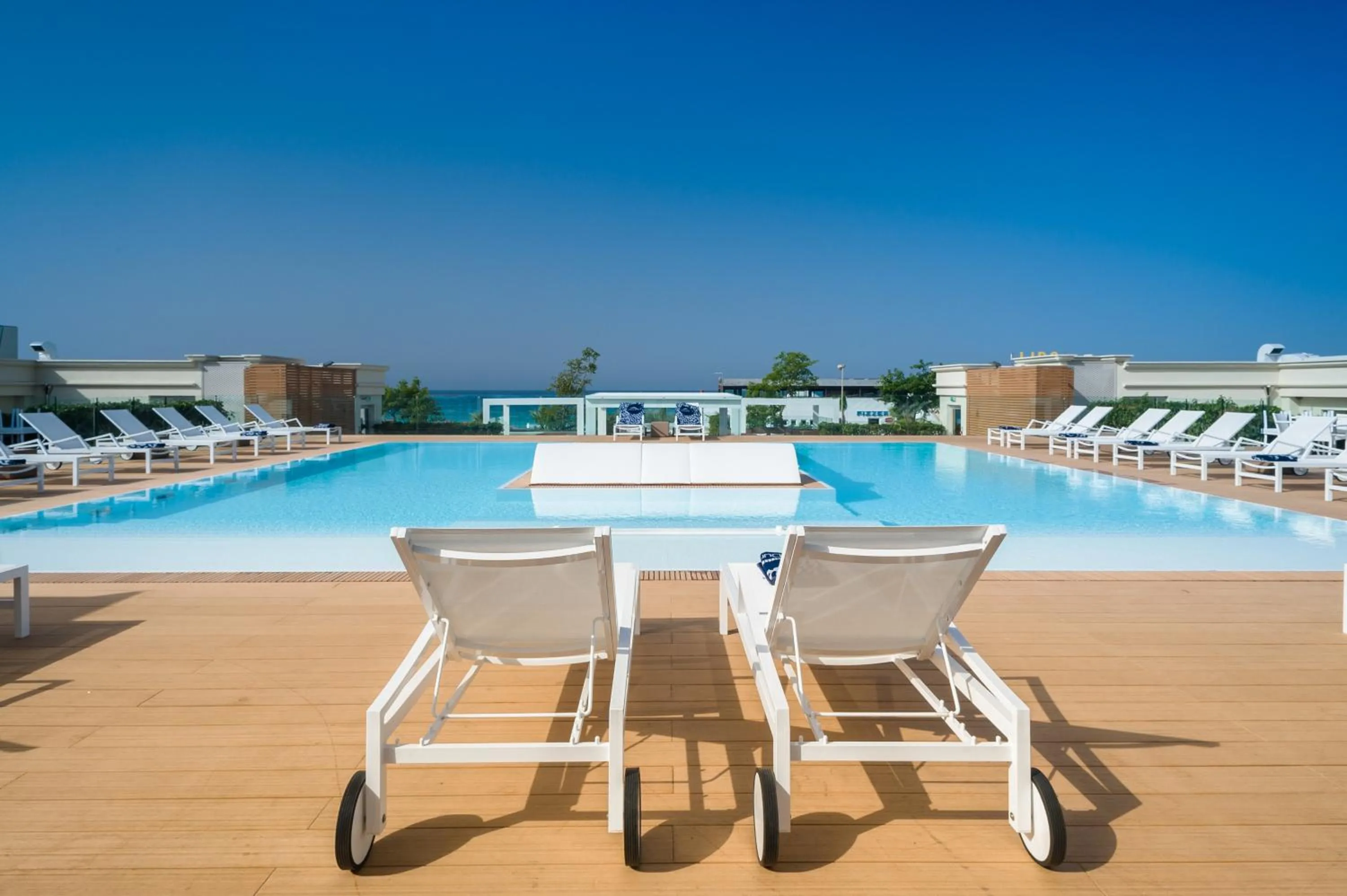 Swimming pool in Le Dune Suite Hotel