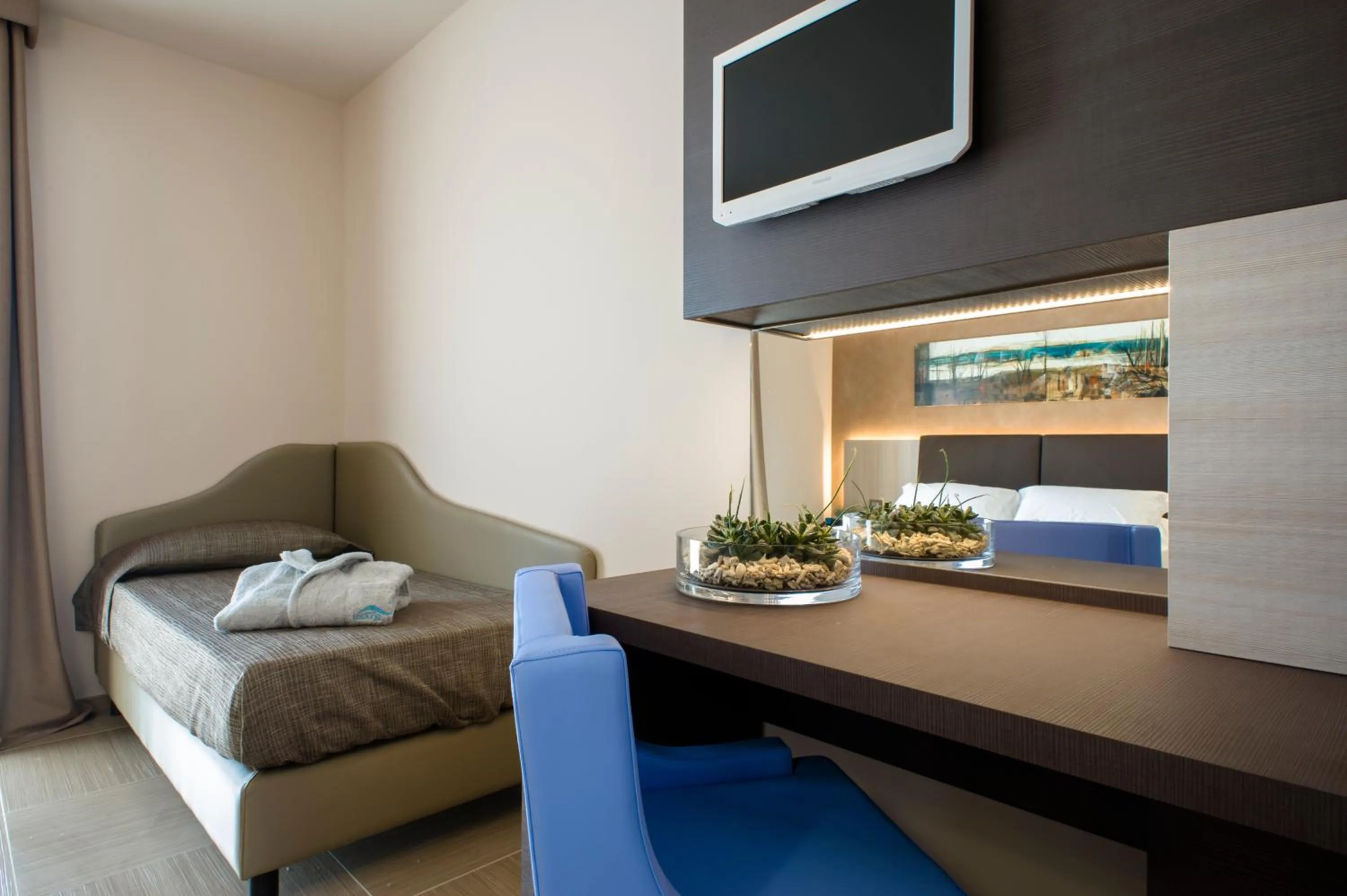 Seating area, Bed in Le Dune Suite Hotel