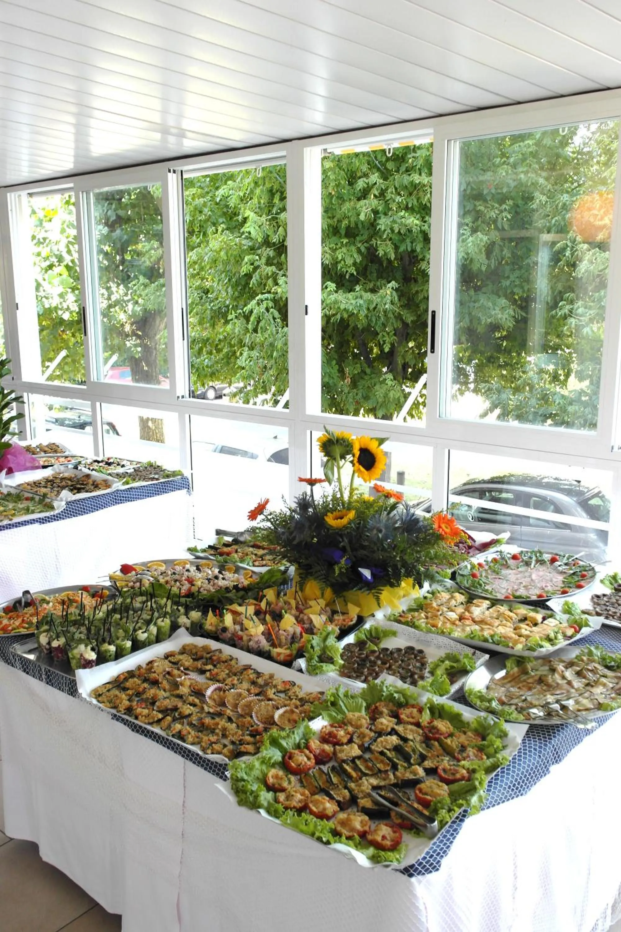 Restaurant/places to eat in Hotel Promenade