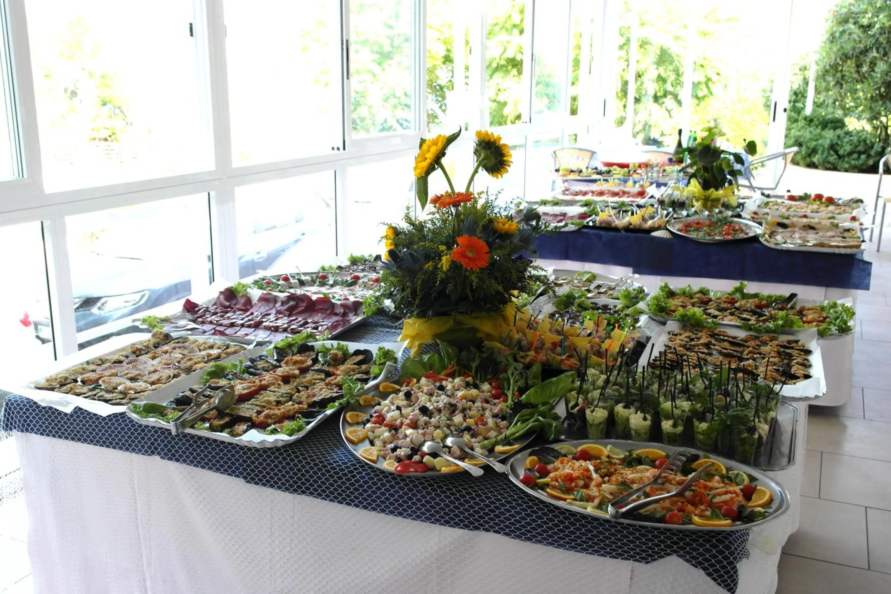 Restaurant/places to eat in Hotel Promenade