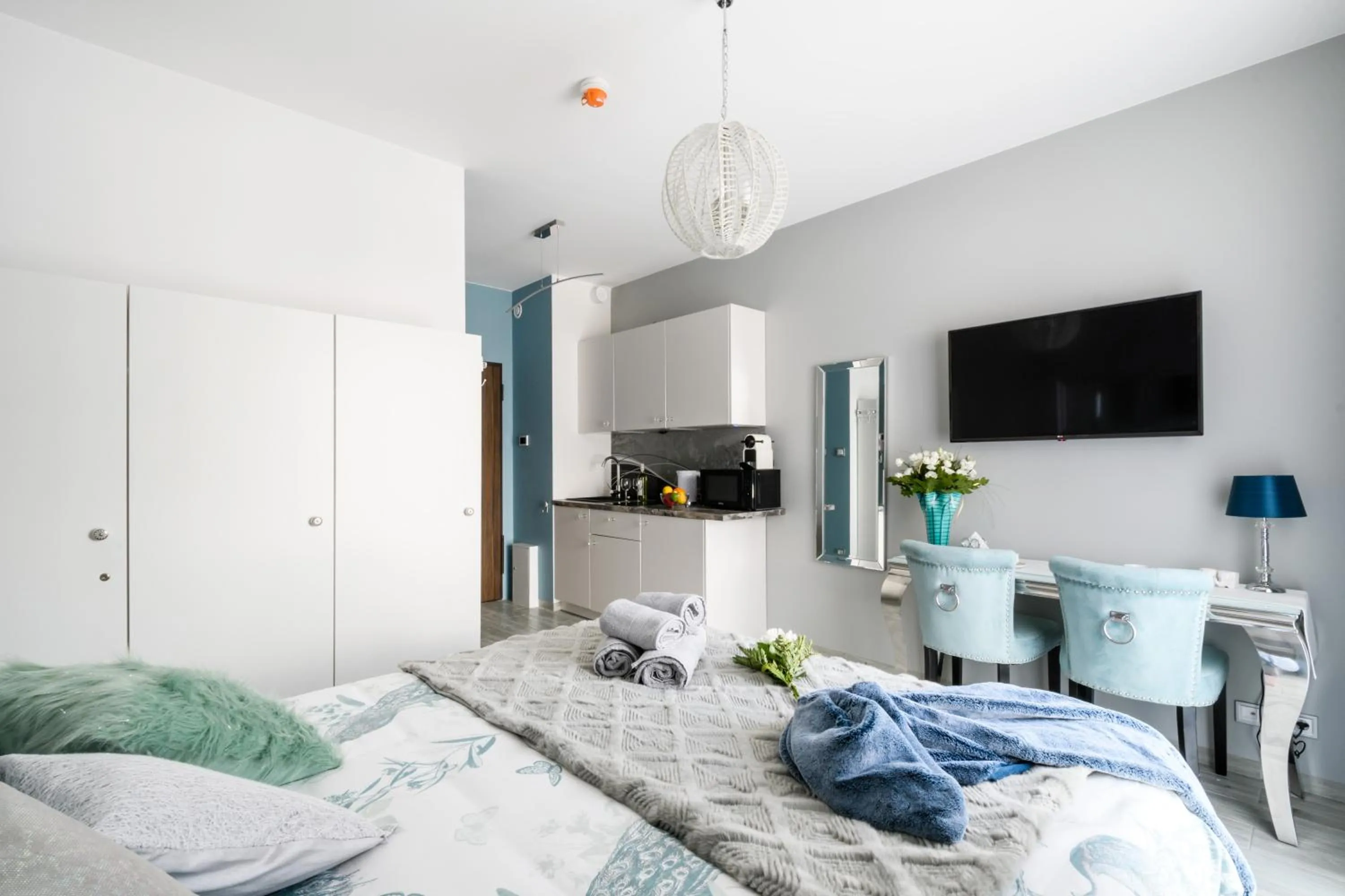 People, Bed in Aparthotel Pawia Deluxe- 10 min to center