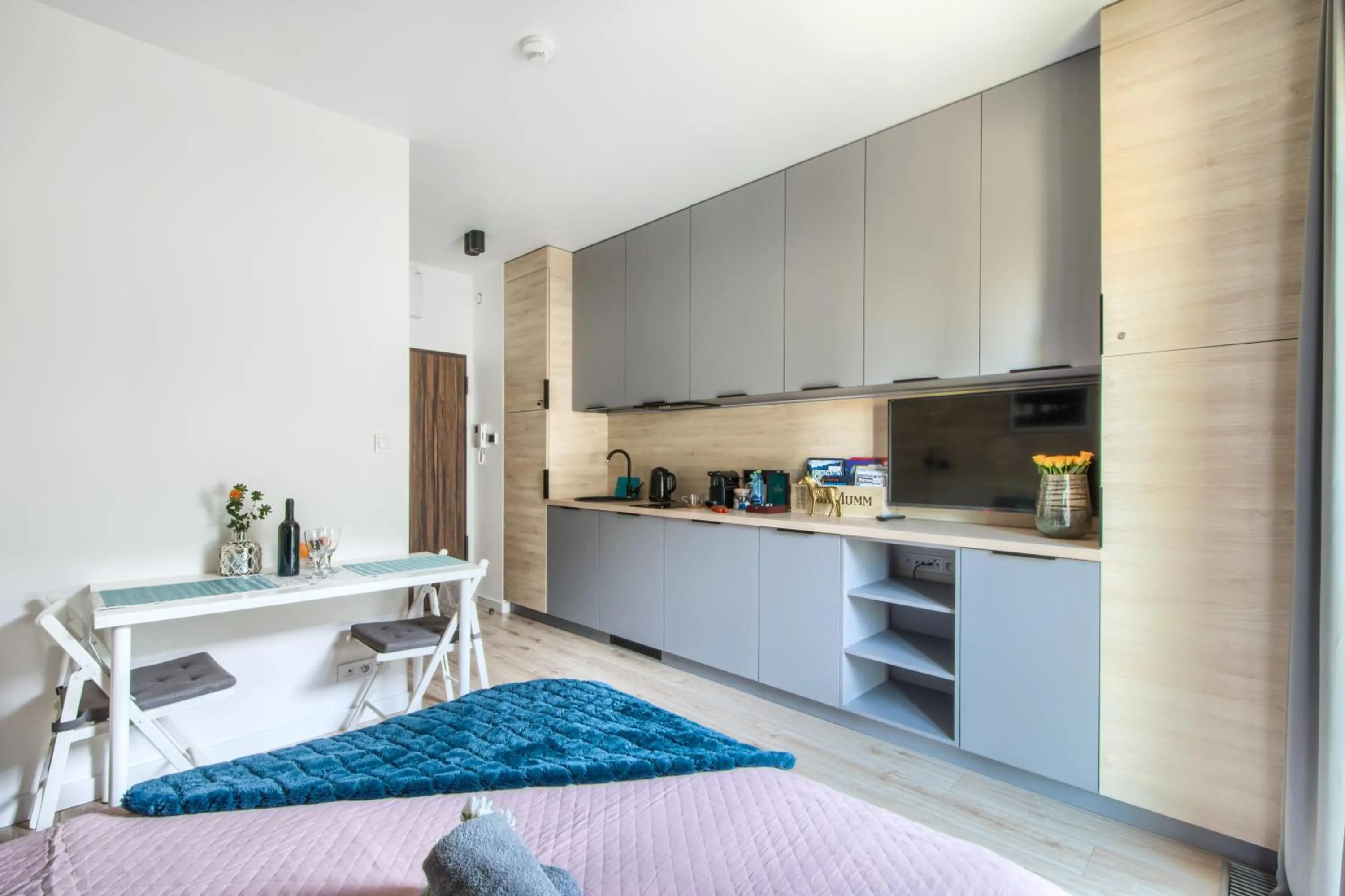 Kitchen or kitchenette in Aparthotel Pawia Deluxe- 10 min to center