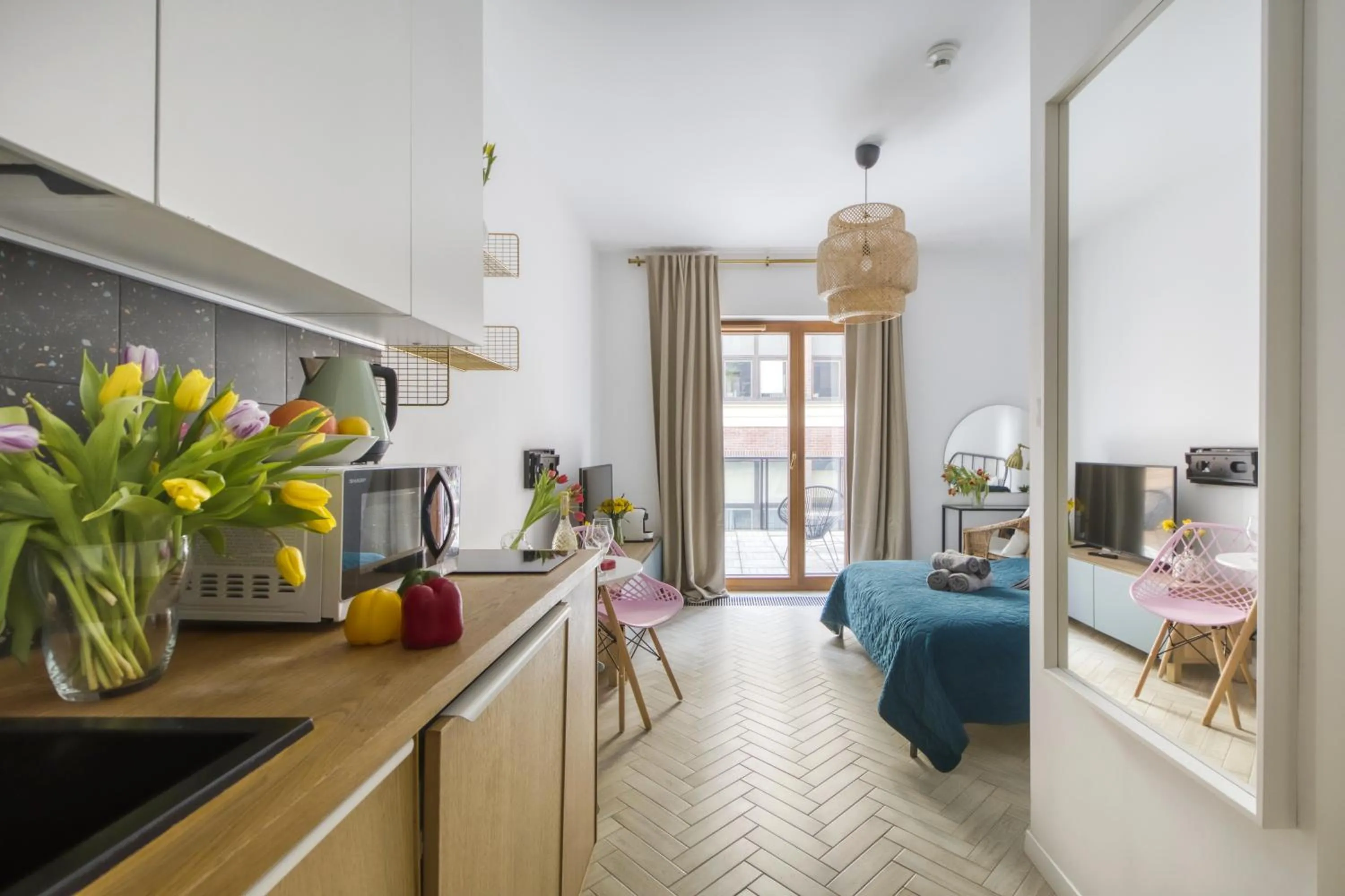 Kitchen or kitchenette in Aparthotel Pawia Deluxe- 10 min to center