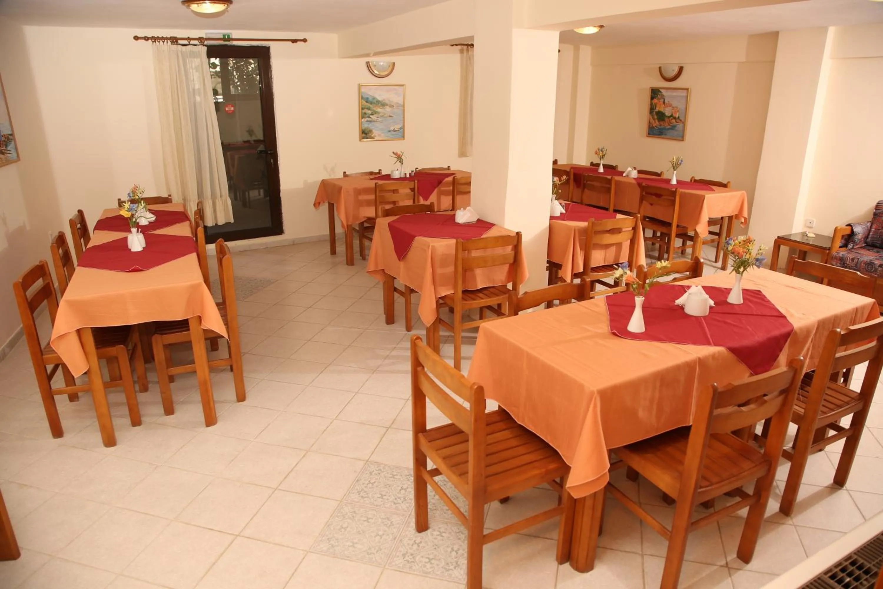 Restaurant/places to eat in Hotel Zeus