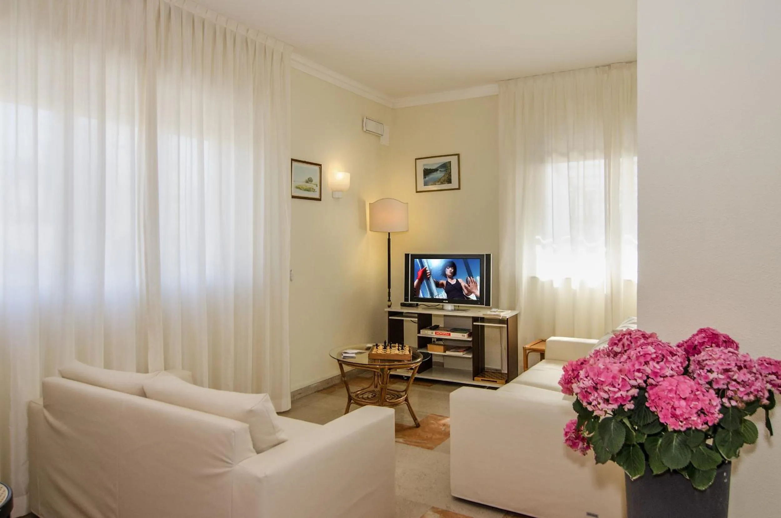 Communal lounge/ TV room in Hotel Laurin