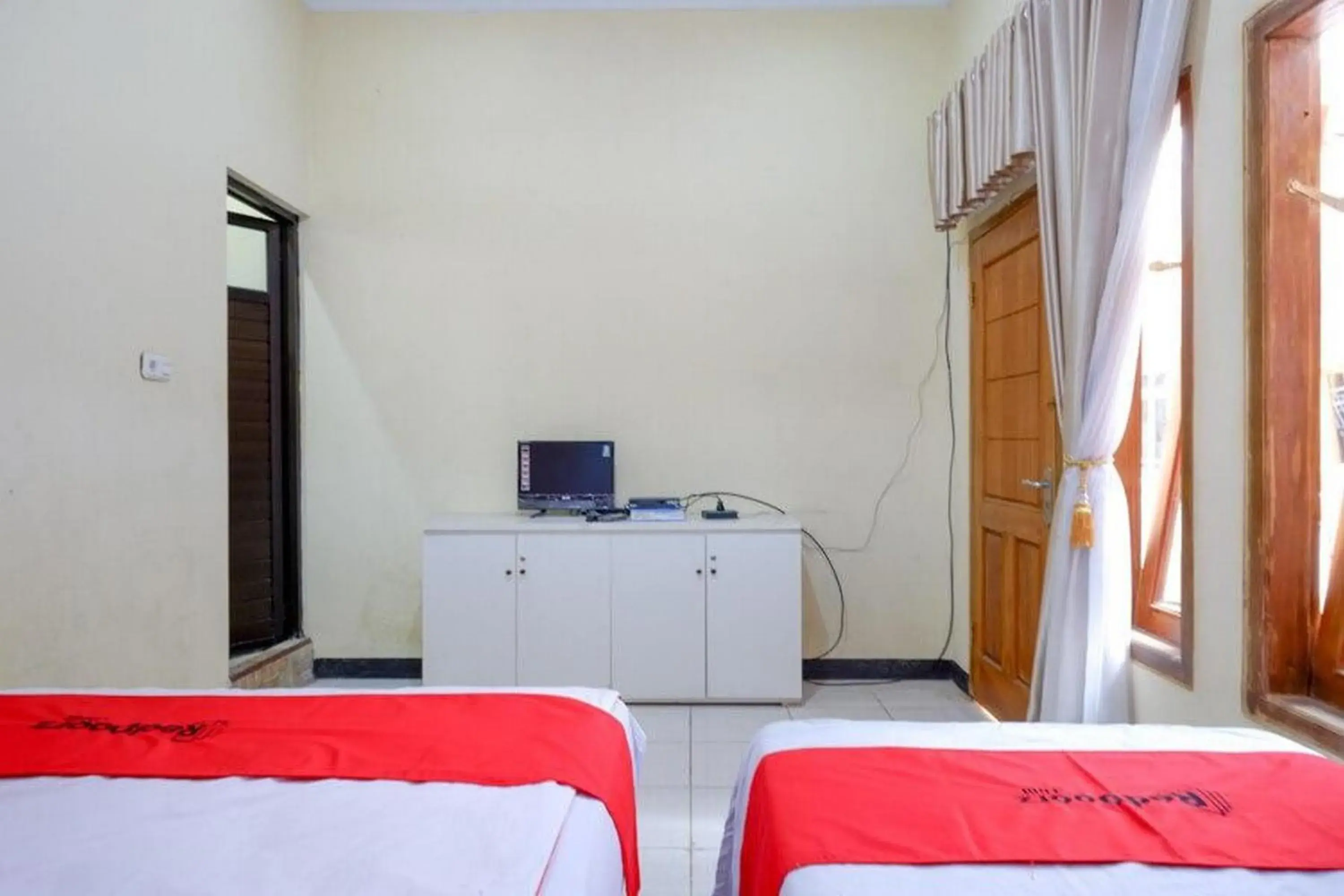 Property building, Bed in RedDoorz near Desa Wisata Tambi Dieng Property building, Bed in RedDoorz near Desa Wisata Tambi Dieng