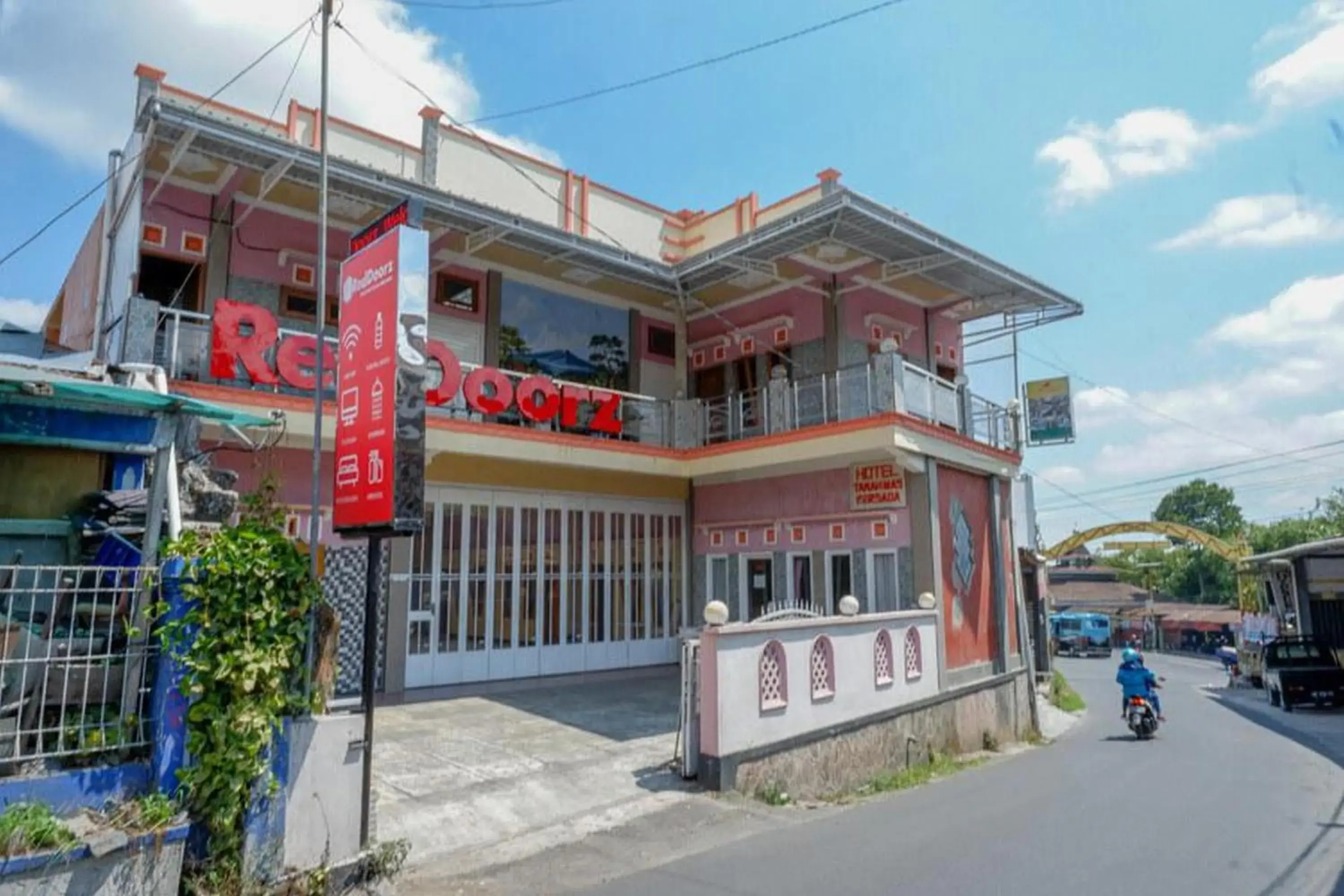 Property building in RedDoorz near Desa Wisata Tambi Dieng Property building in RedDoorz near Desa Wisata Tambi Dieng