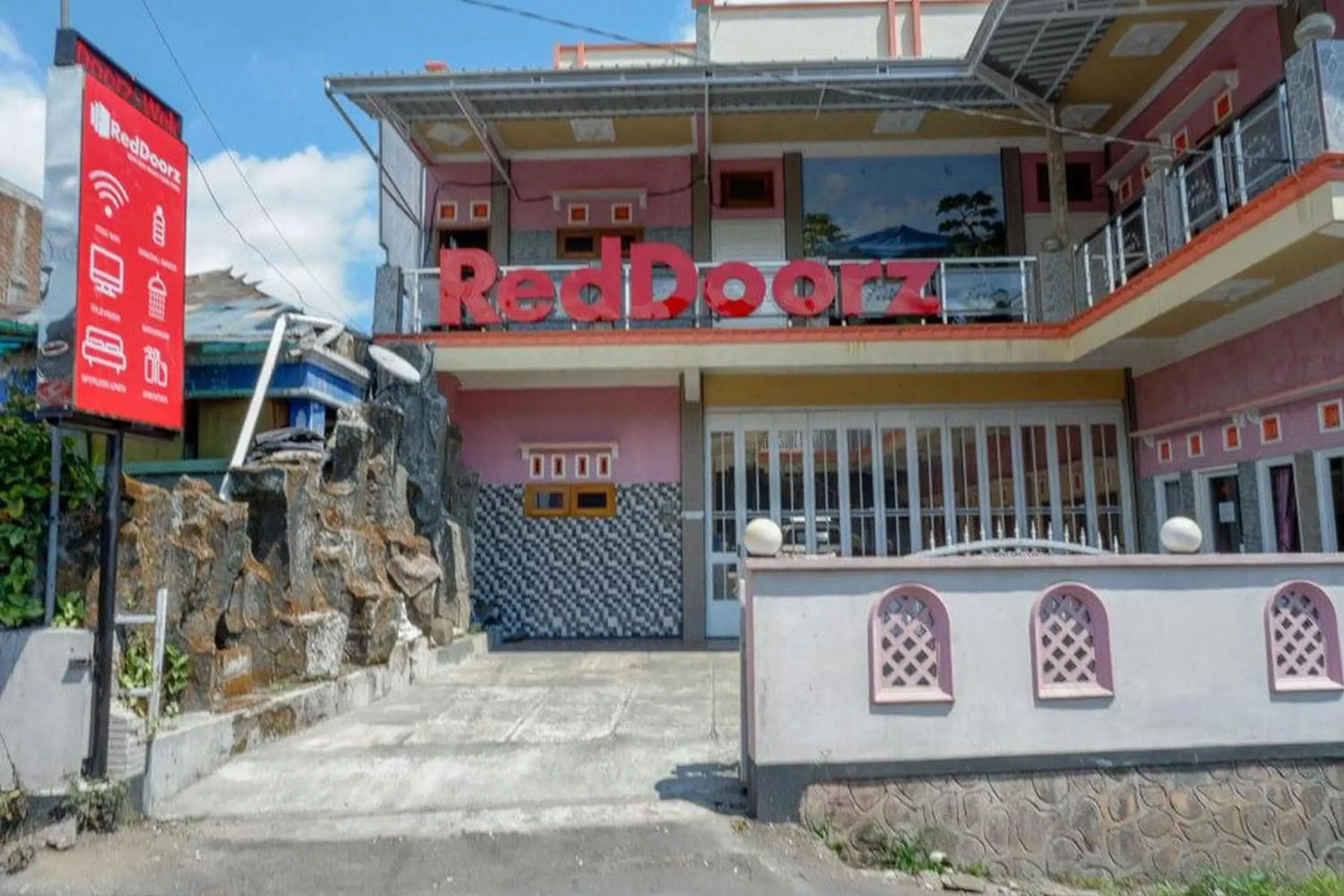 Property building in RedDoorz near Desa Wisata Tambi Dieng Property building in RedDoorz near Desa Wisata Tambi Dieng