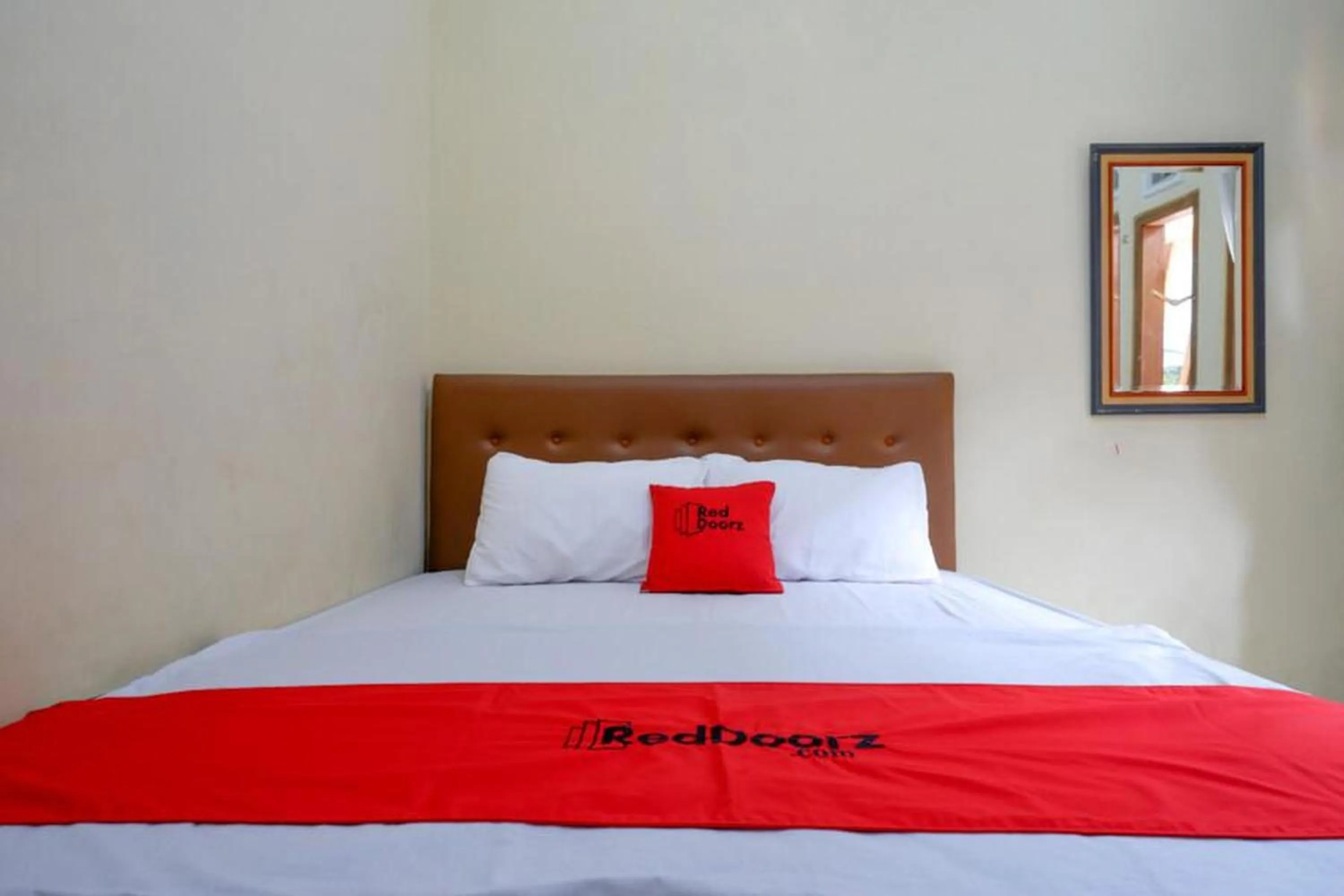 Bedroom, Bed in RedDoorz near Desa Wisata Tambi Dieng
