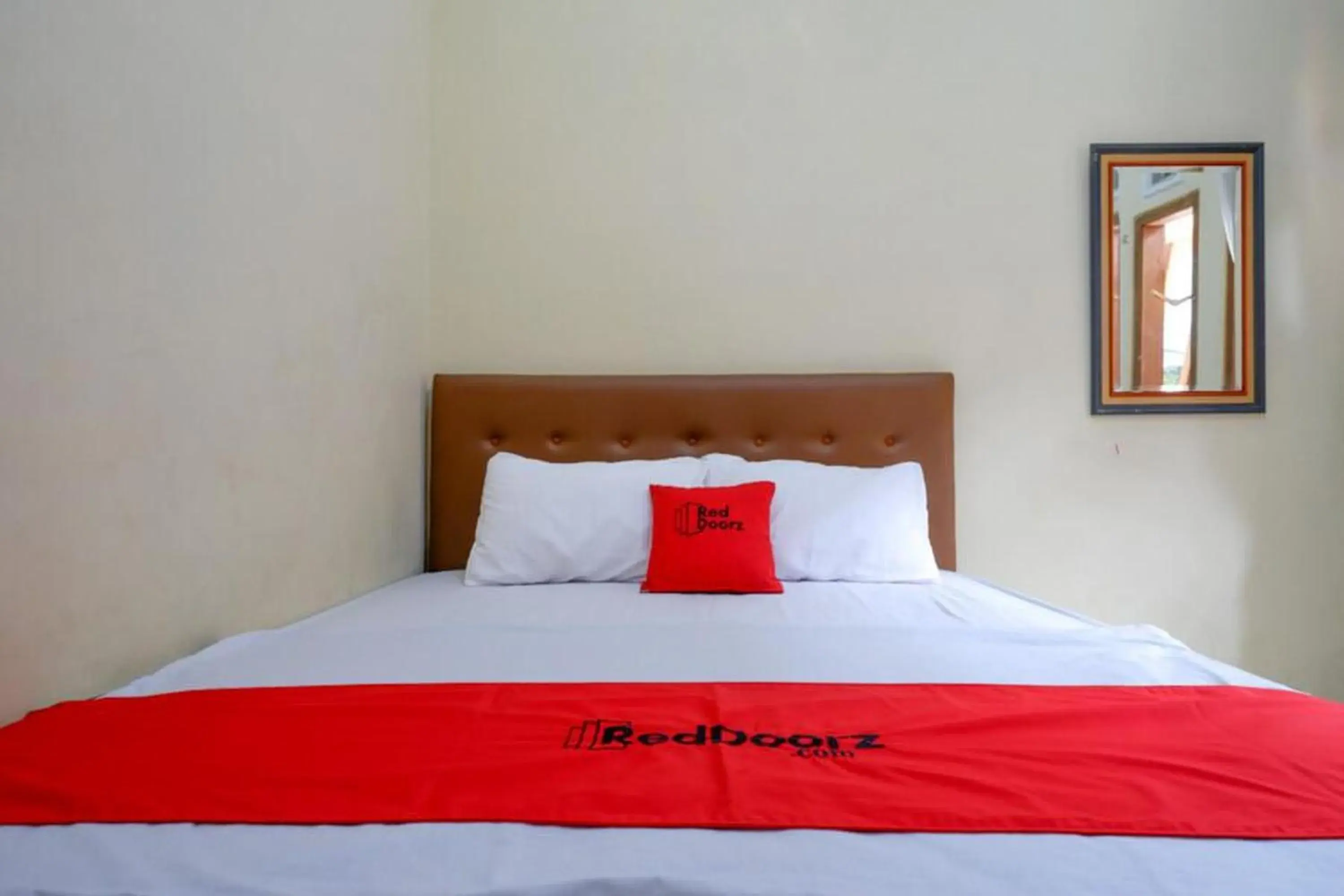 Double Room in RedDoorz near Desa Wisata Tambi Dieng Double Room in RedDoorz near Desa Wisata Tambi Dieng