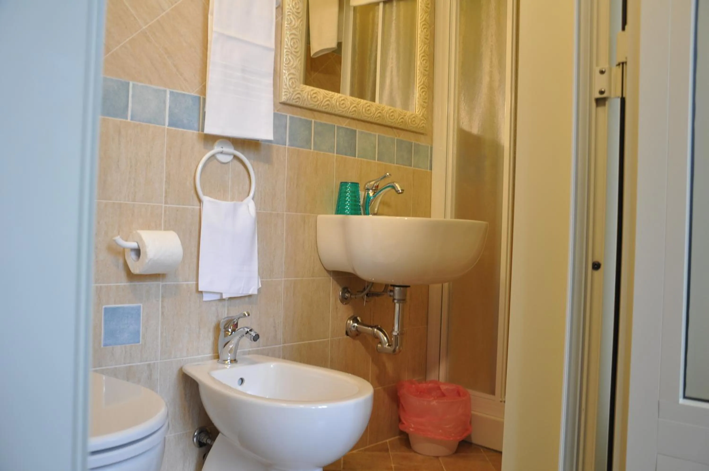 Bathroom in Hotel Verdesolemare