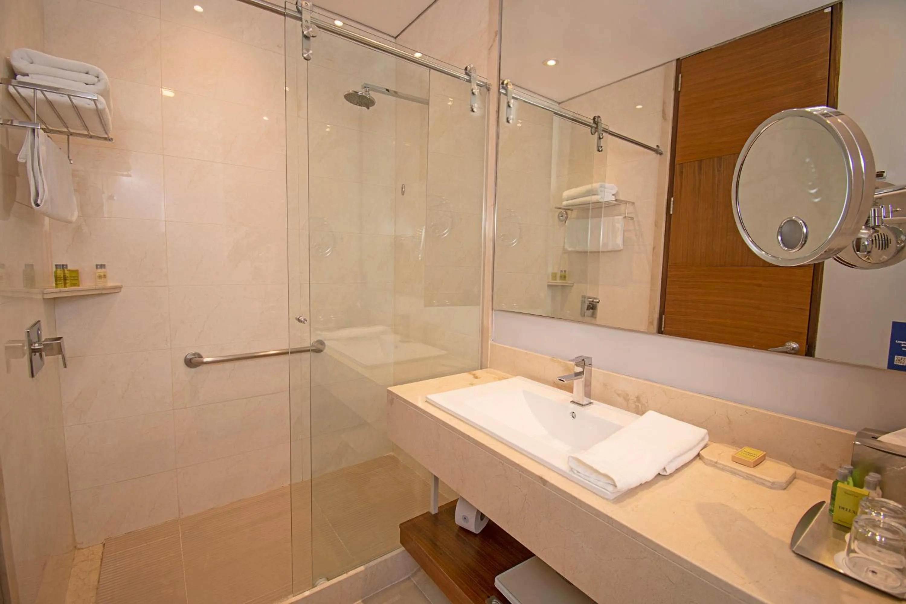 Shower in DoubleTree by Hilton Bogota Parque 93