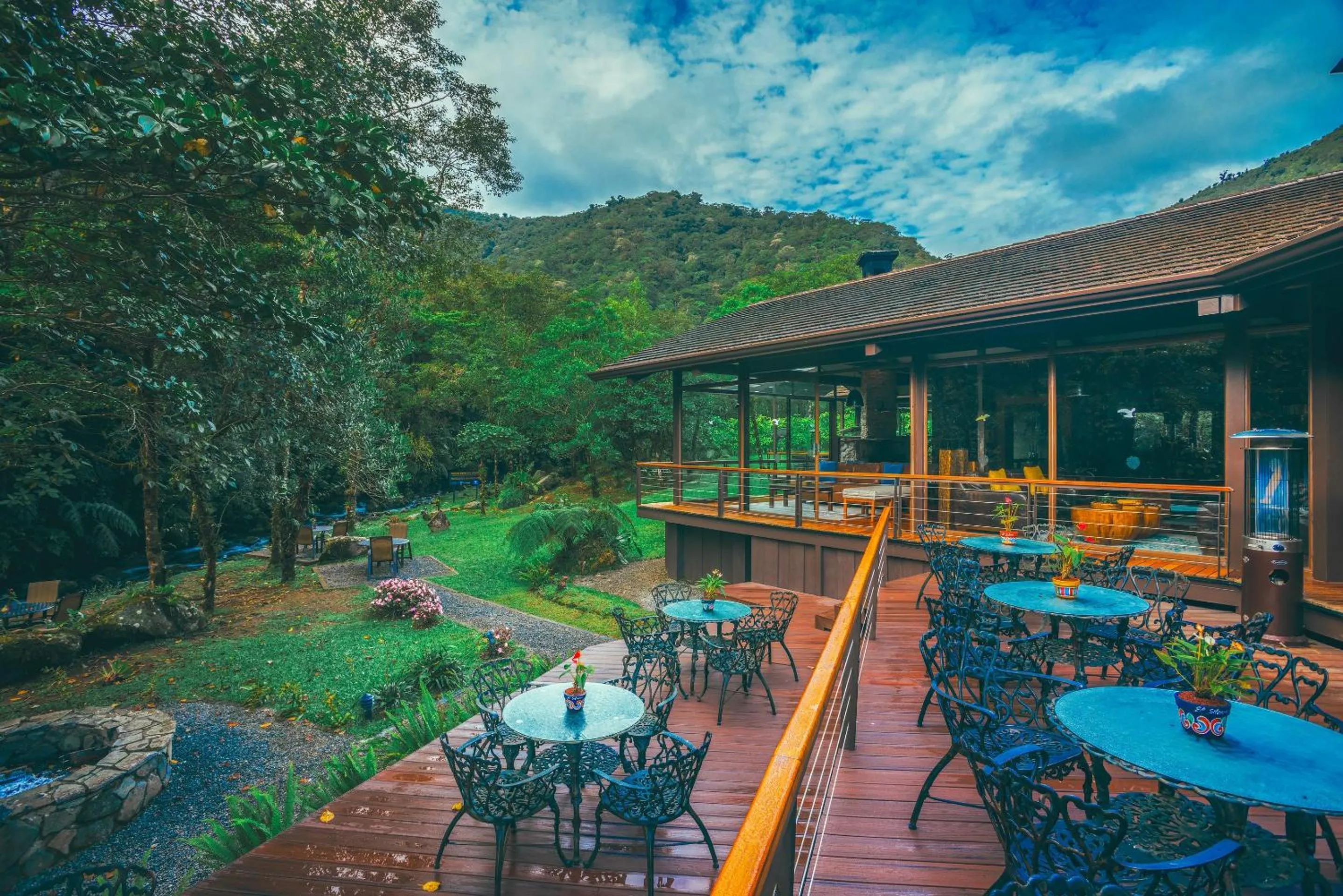 Property building in El Silencio Lodge & Spa Costa Rica
