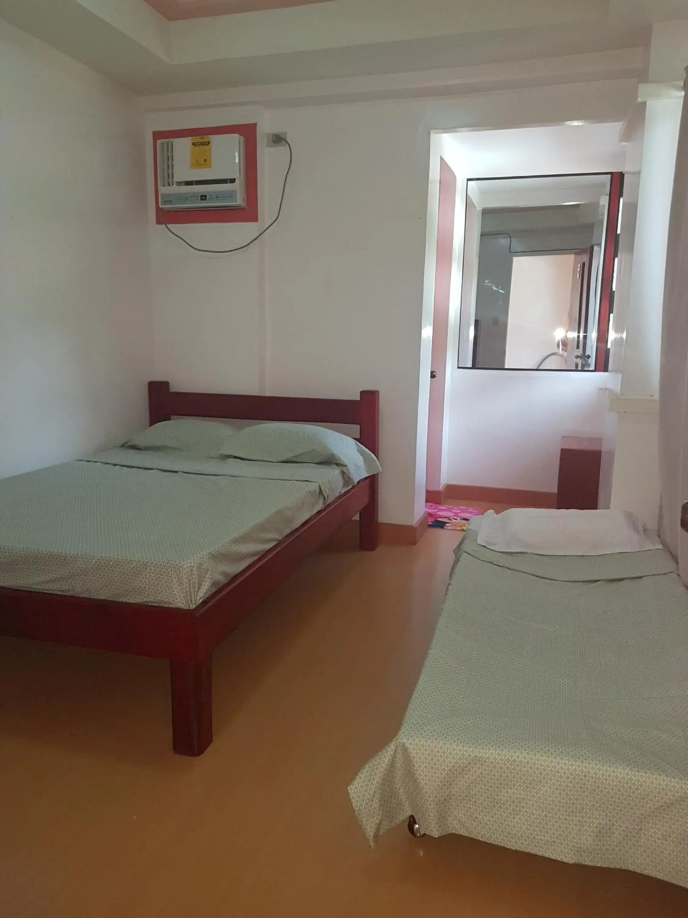 Budget Double or Twin Room - single occupancy in Catalina`s Inn family room Budget Double or Twin Room - single occupancy in Catalina`s Inn family room