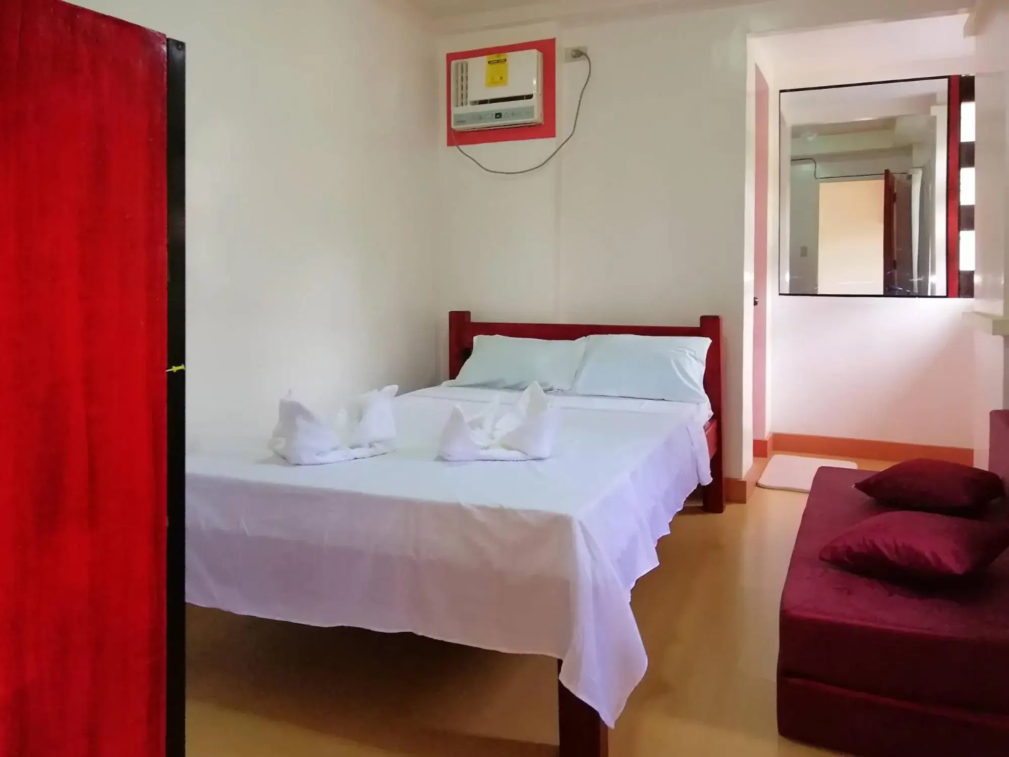 Budget Double or Twin Room - single occupancy in Catalina`s Inn family room Budget Double or Twin Room - single occupancy in Catalina`s Inn family room