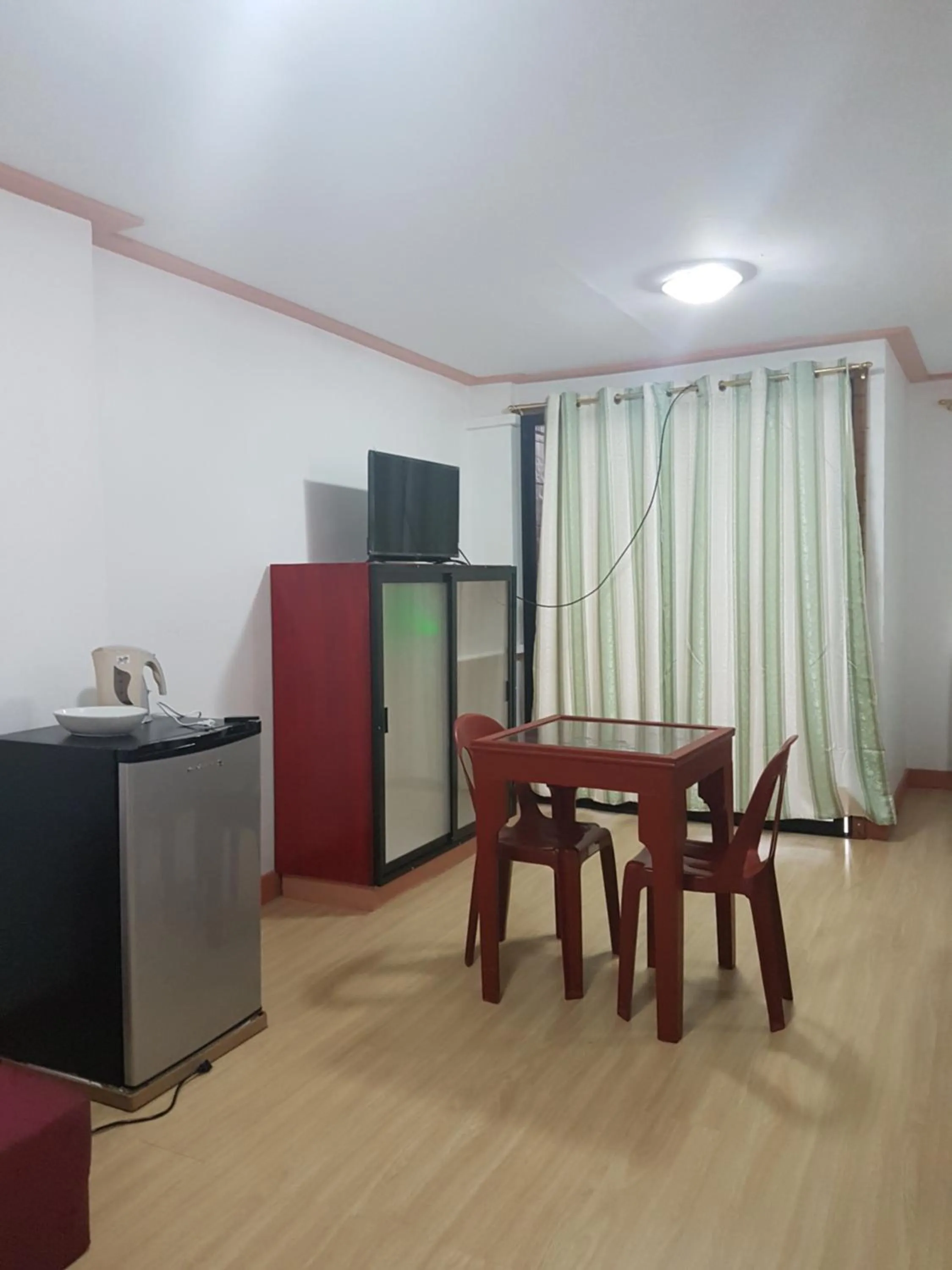 Coffee/tea facilities in Catalina`s Inn family room