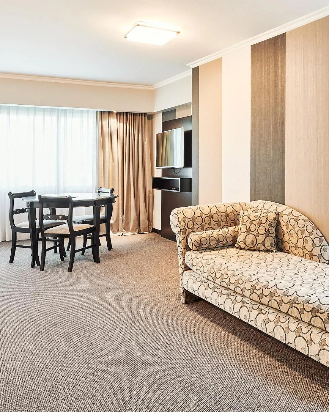 TV and multimedia in Plaza Real Suites Hotel