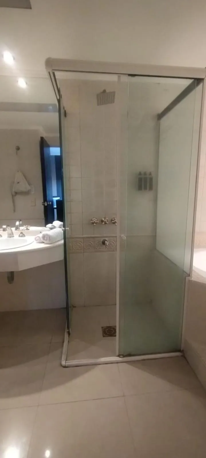 Bathroom in Plaza Real Suites Hotel