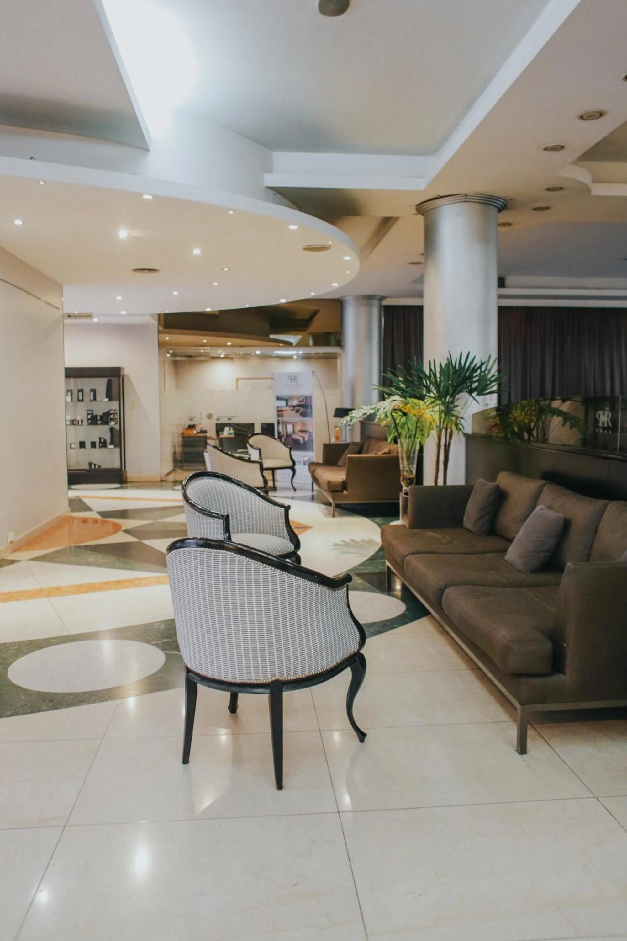 Seating area in Plaza Real Suites Hotel
