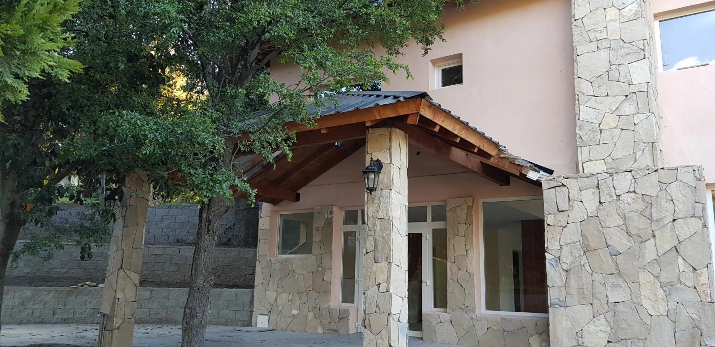 Facade/entrance in Cabañas & Aparts Lancuyen, Villa de Montaña