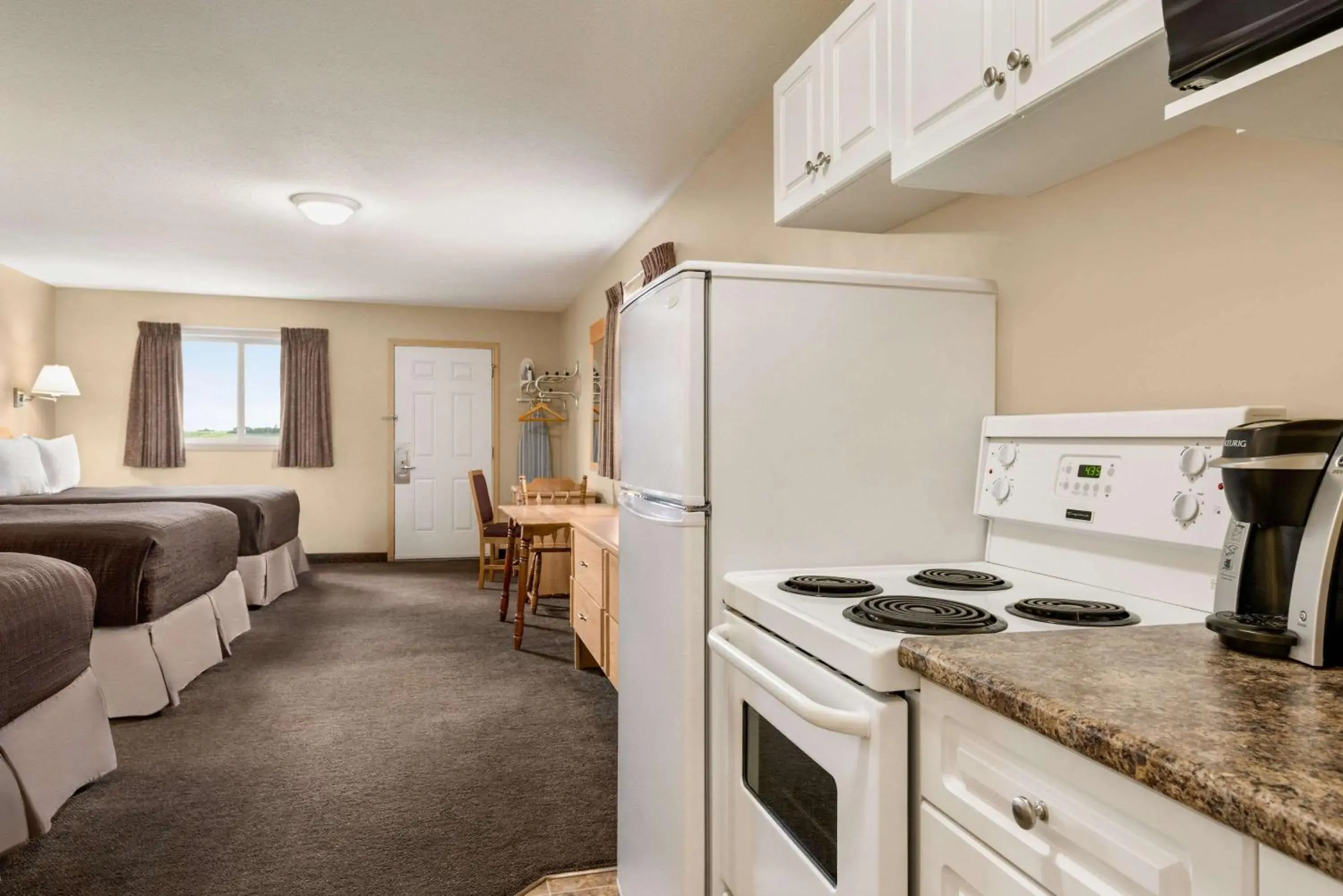 Photo of the whole room, Kitchen/Kitchenette in Thriftlodge Moose Jaw