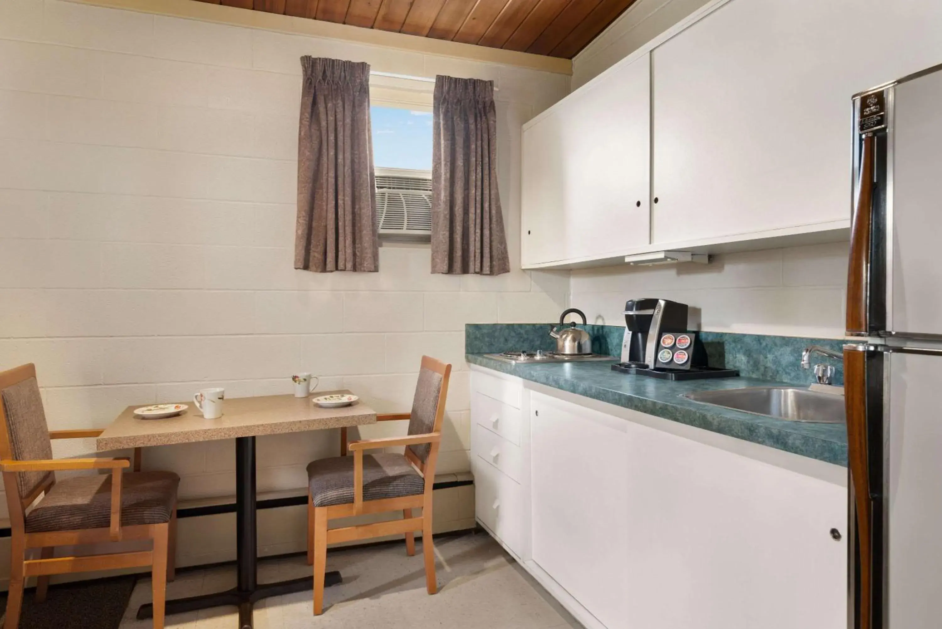 Photo of the whole room, Kitchen/Kitchenette in Thriftlodge Moose Jaw